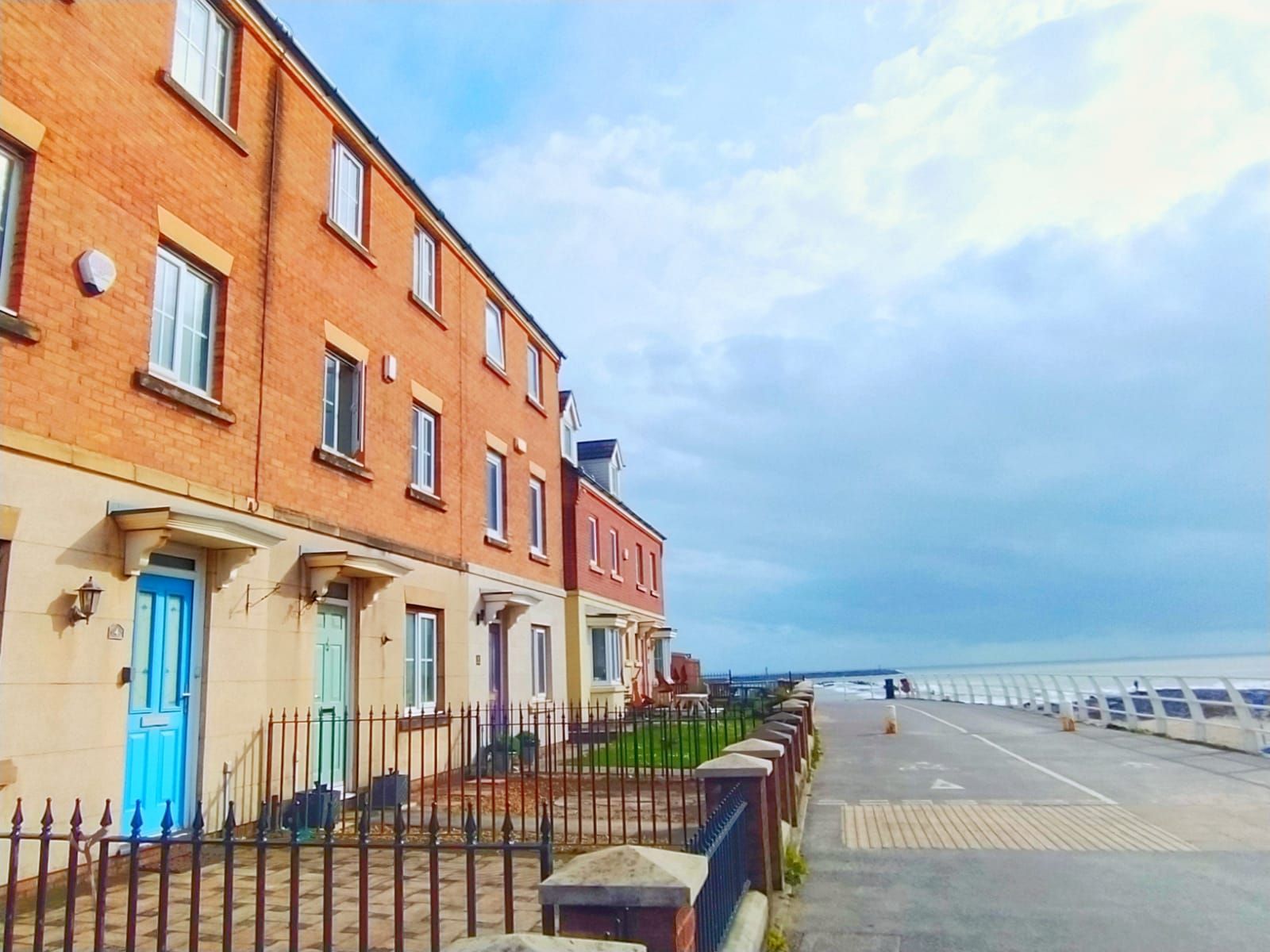 Enjoy seaviews in spacious beach house at Aberavon Townhouses for