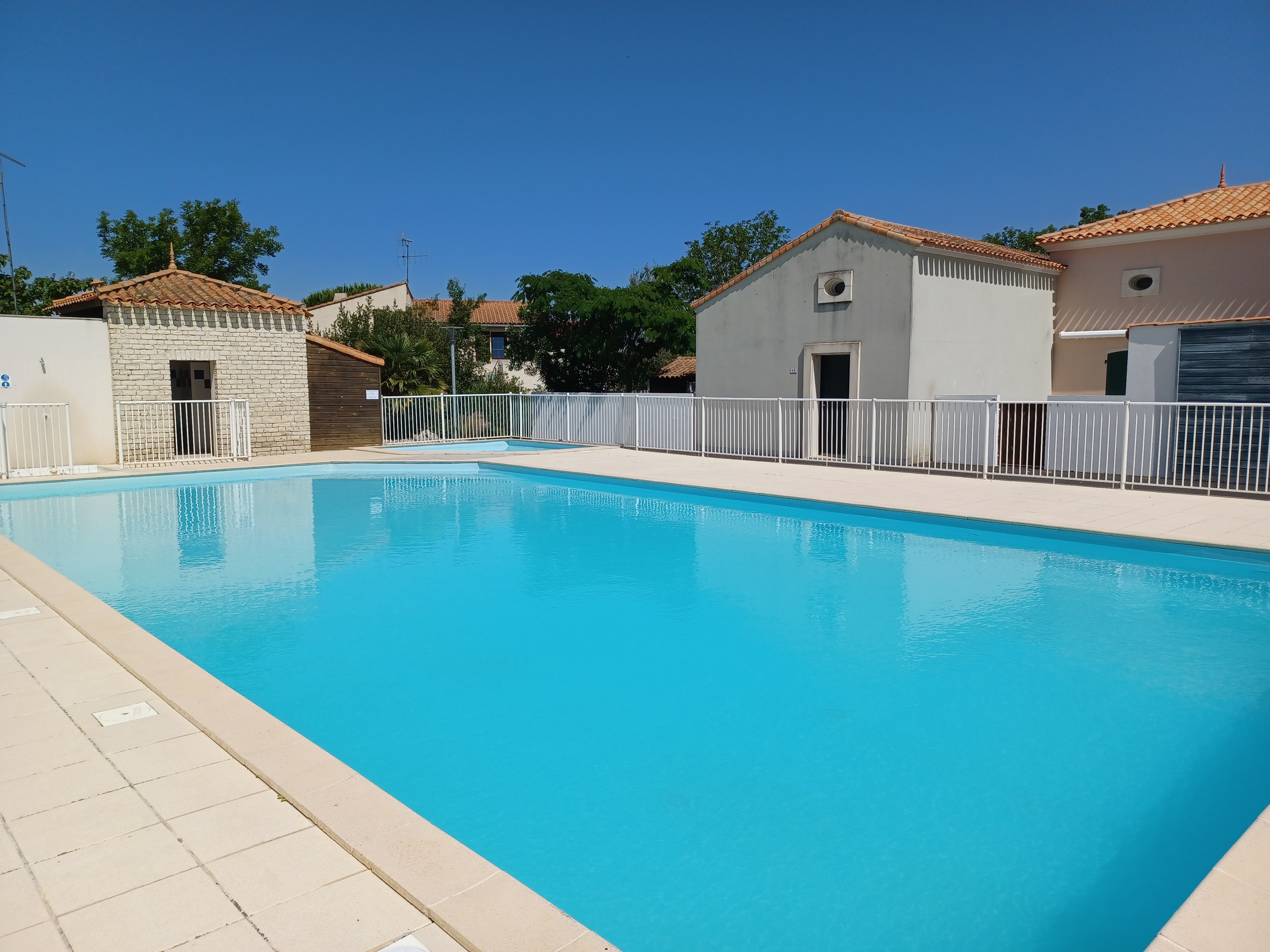 Air-conditioned house in residence and pool.