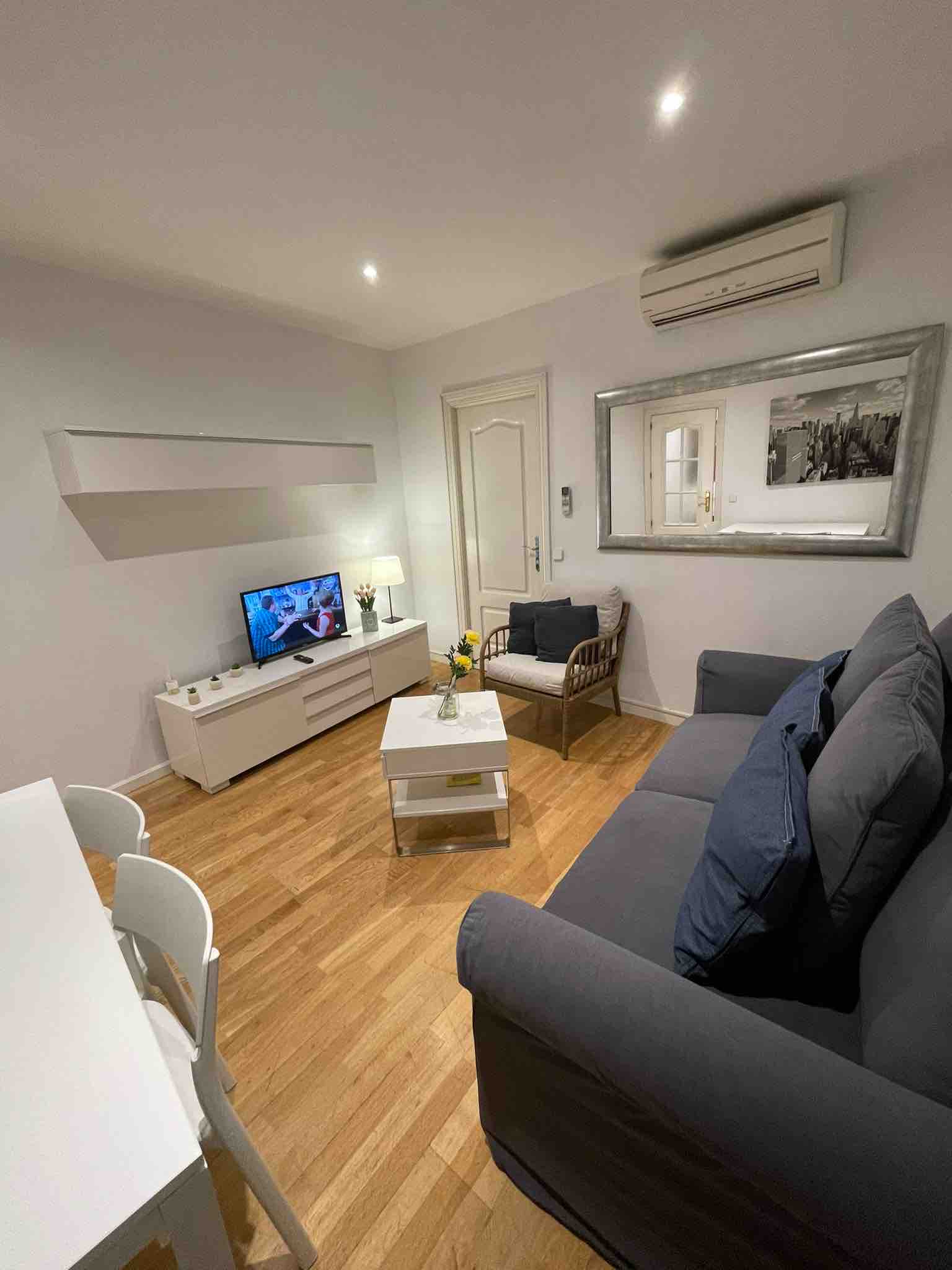 Central Gran Via Apt | A/C, WIFI & Weekly Cleaning in Sol, Madrid
