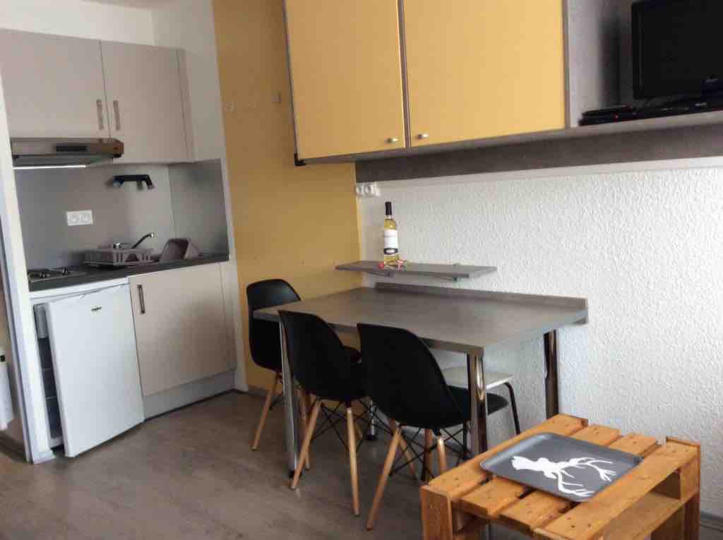 LOCATION PIAU ENGALY 4 PEOPLE AT THE FOOT OF THE SLOPES