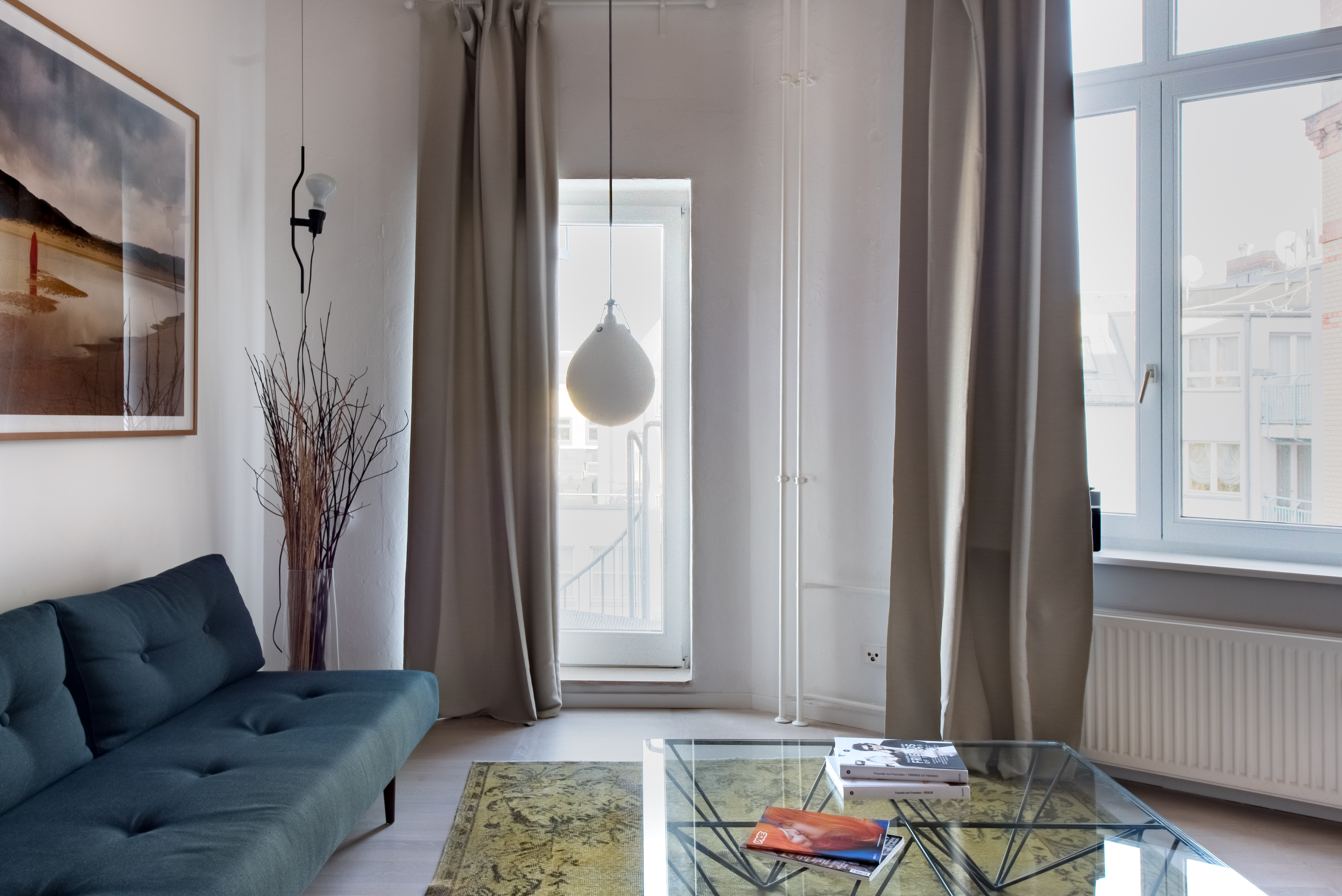 Geschmackvolles Loft mit farbenfroher Kunst