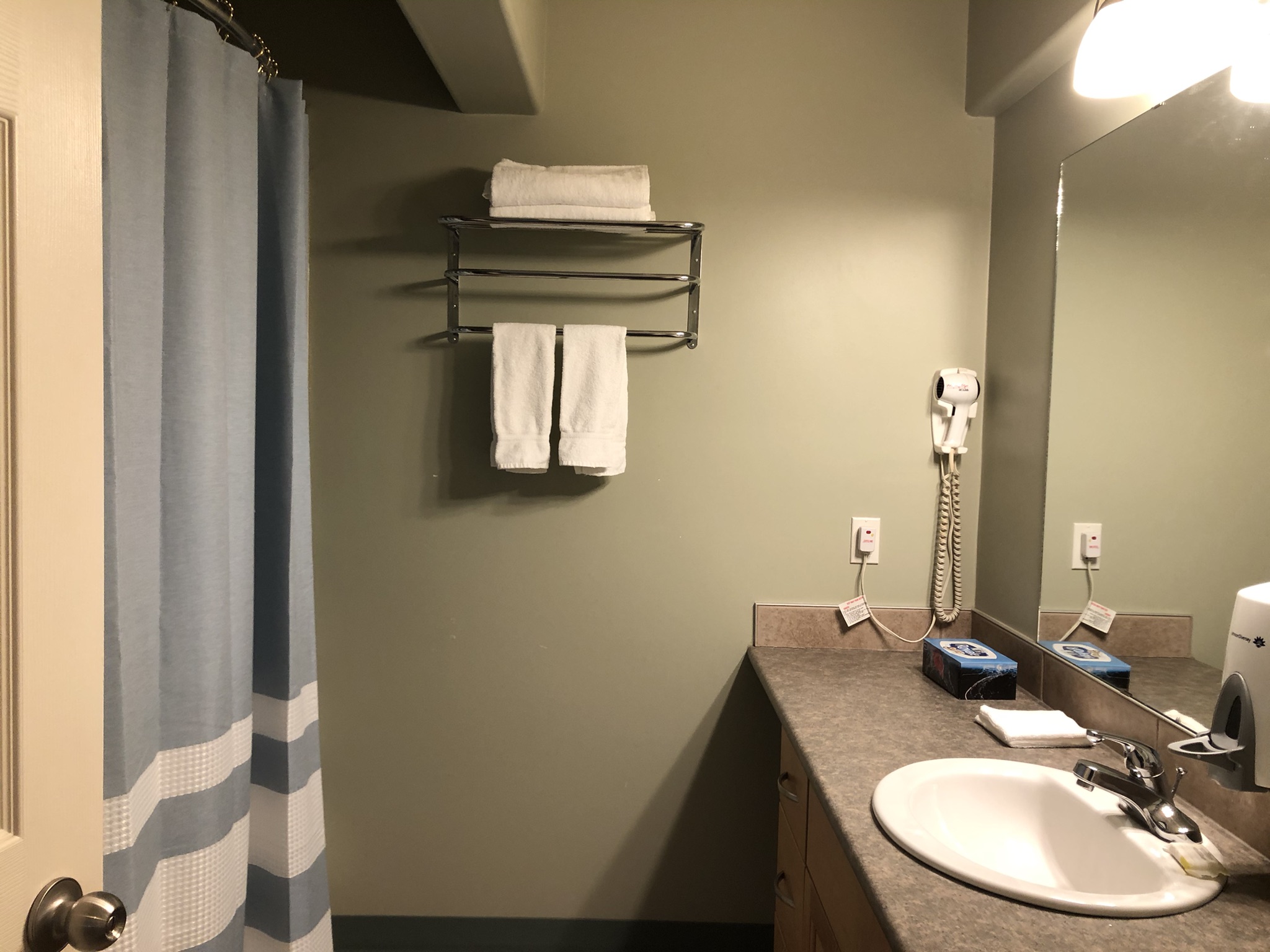 Apple garden hinton AB bachelor suit Apartments for Rent in Hinton