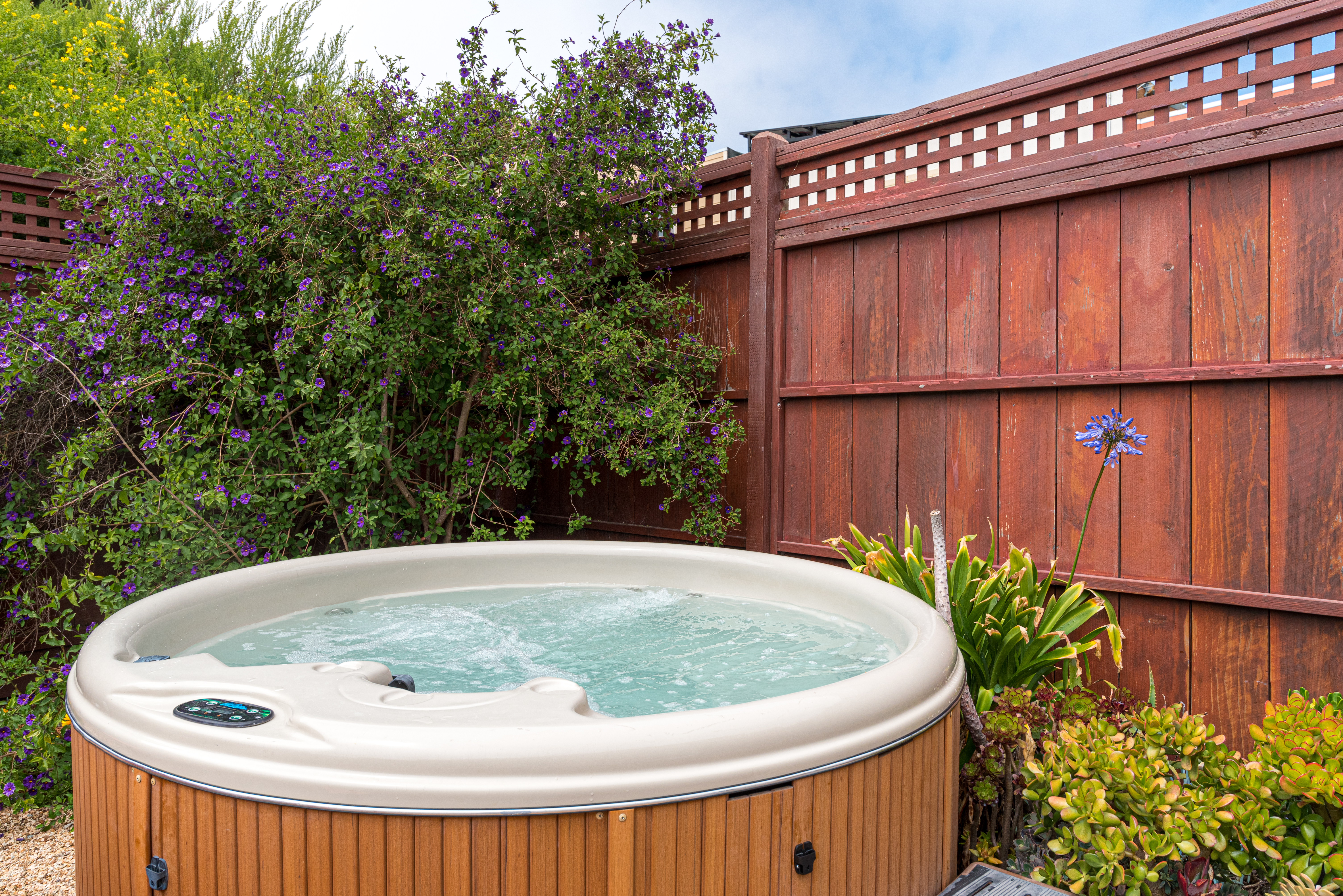 Romantic, private suite with hot tub & king bed