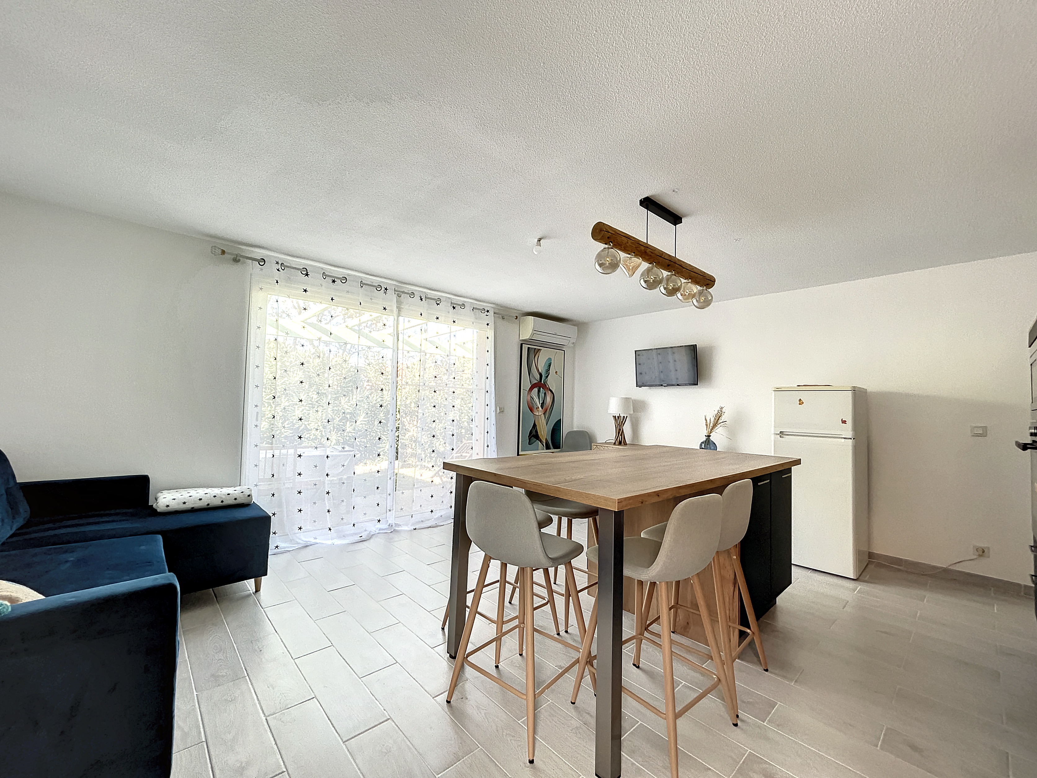 House 6 people pool parking