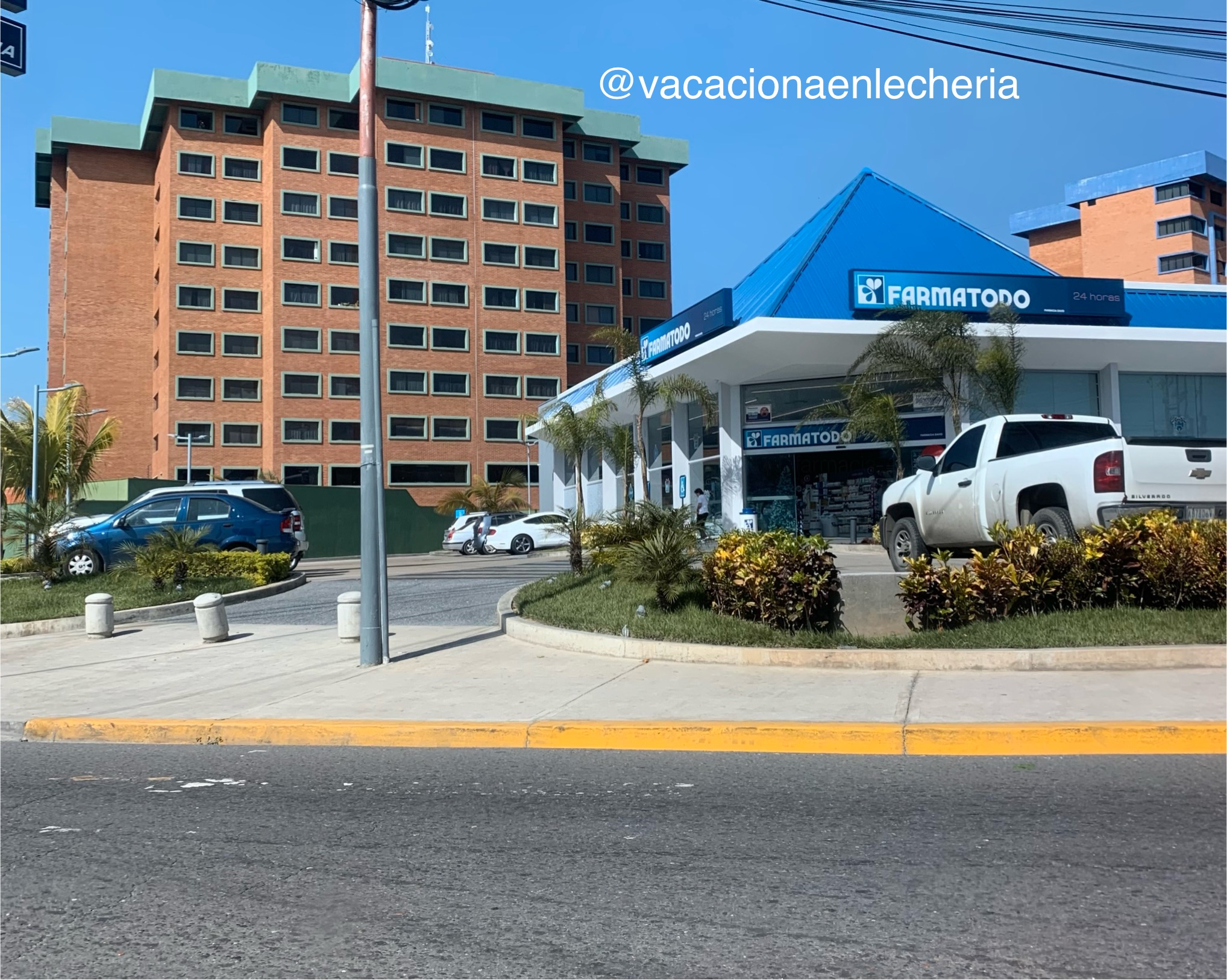 The Best Location in Lechería. Ground floor. Pool