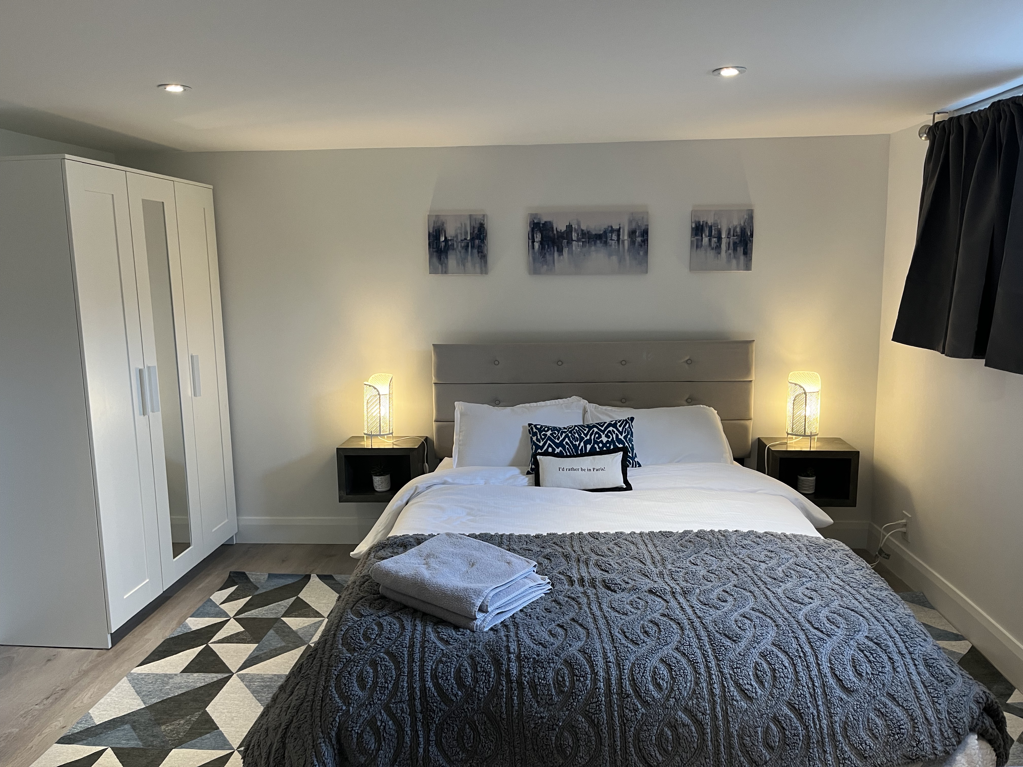 Lovely one bedroom with kitchen and bathroom.