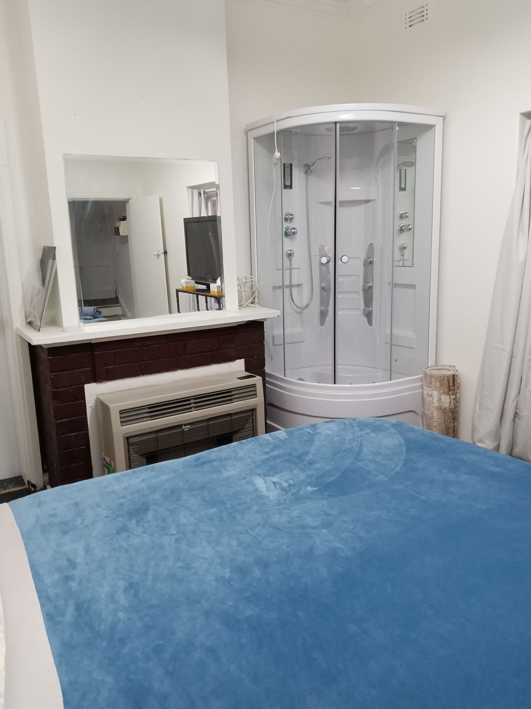 Balwyn North cosy room +shower