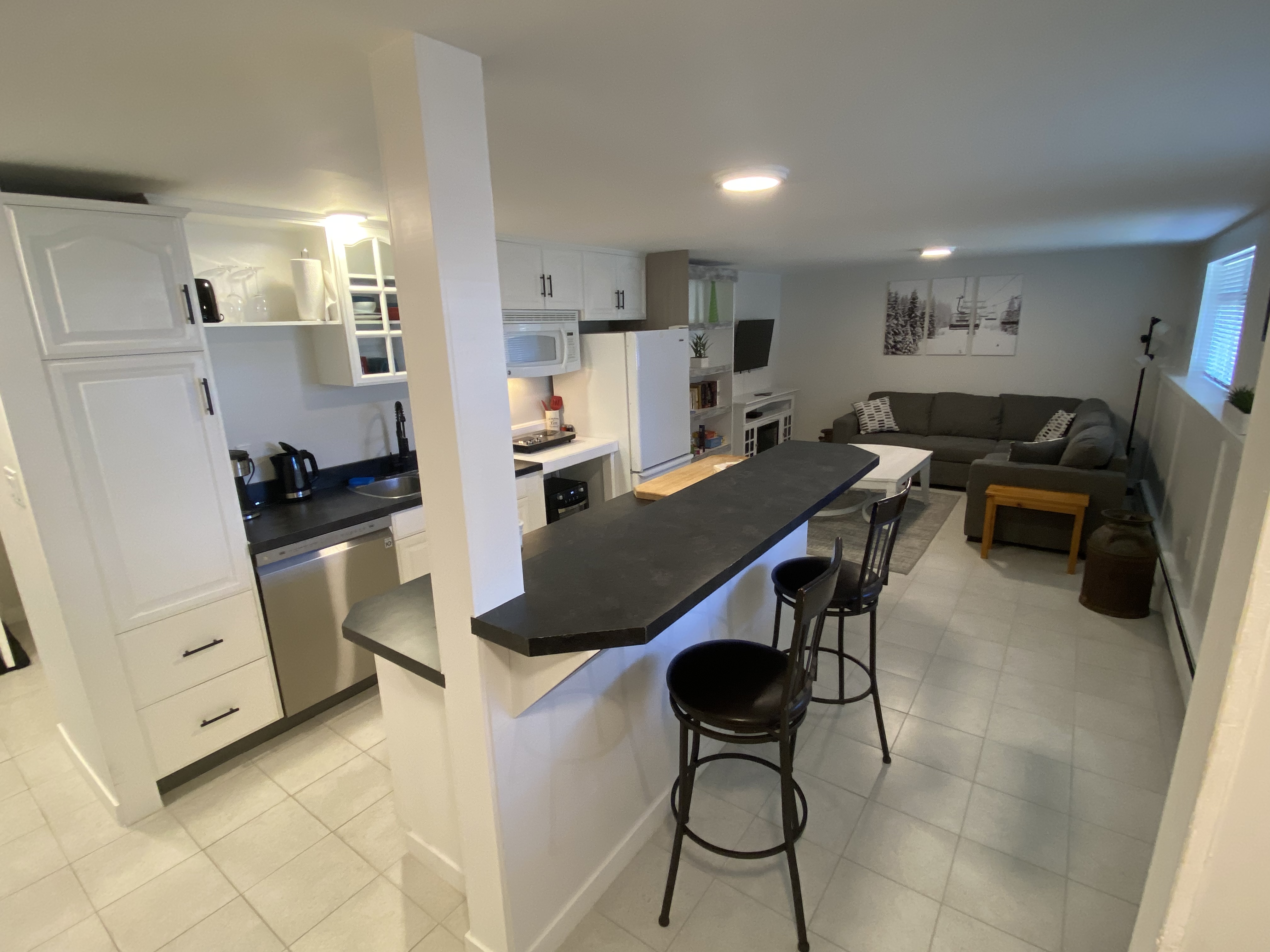 1 bedroom, Private Entrance & 2 car parking