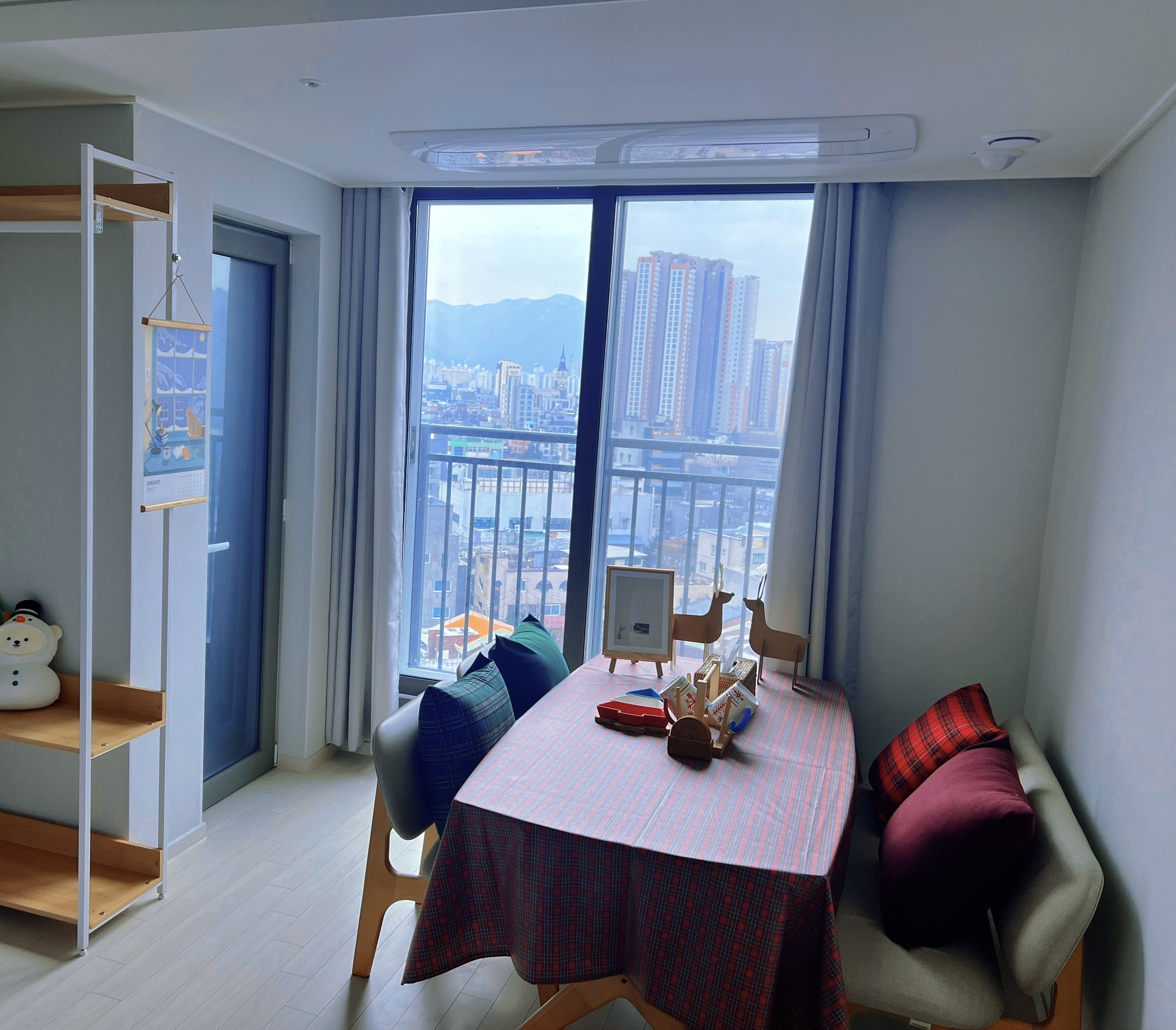 15min by bus to Dongdaegu Station and Dongseong-ro, beautiful new apartment with l city view