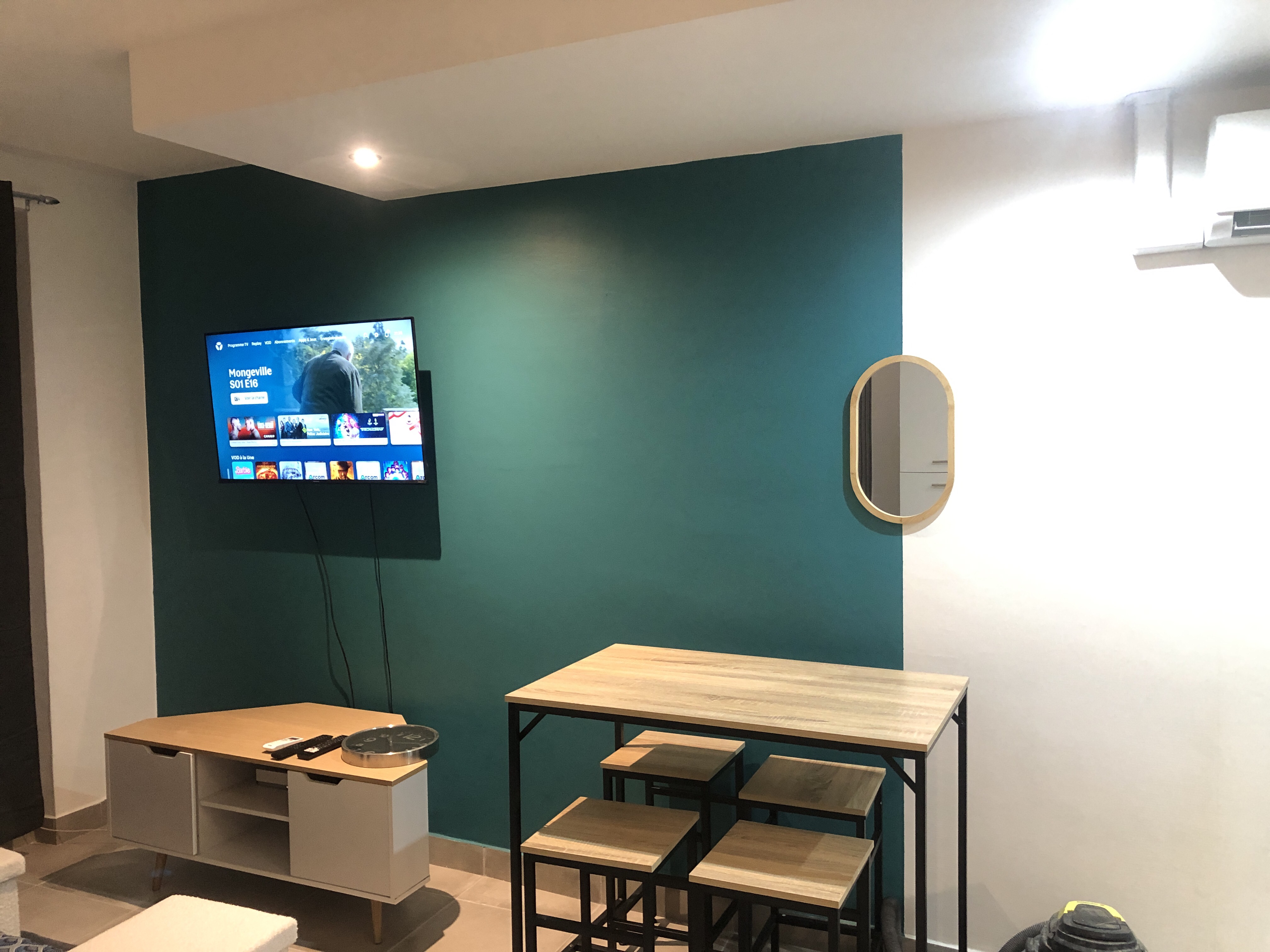 Cozy Studio with Balcony Tour de Paris
