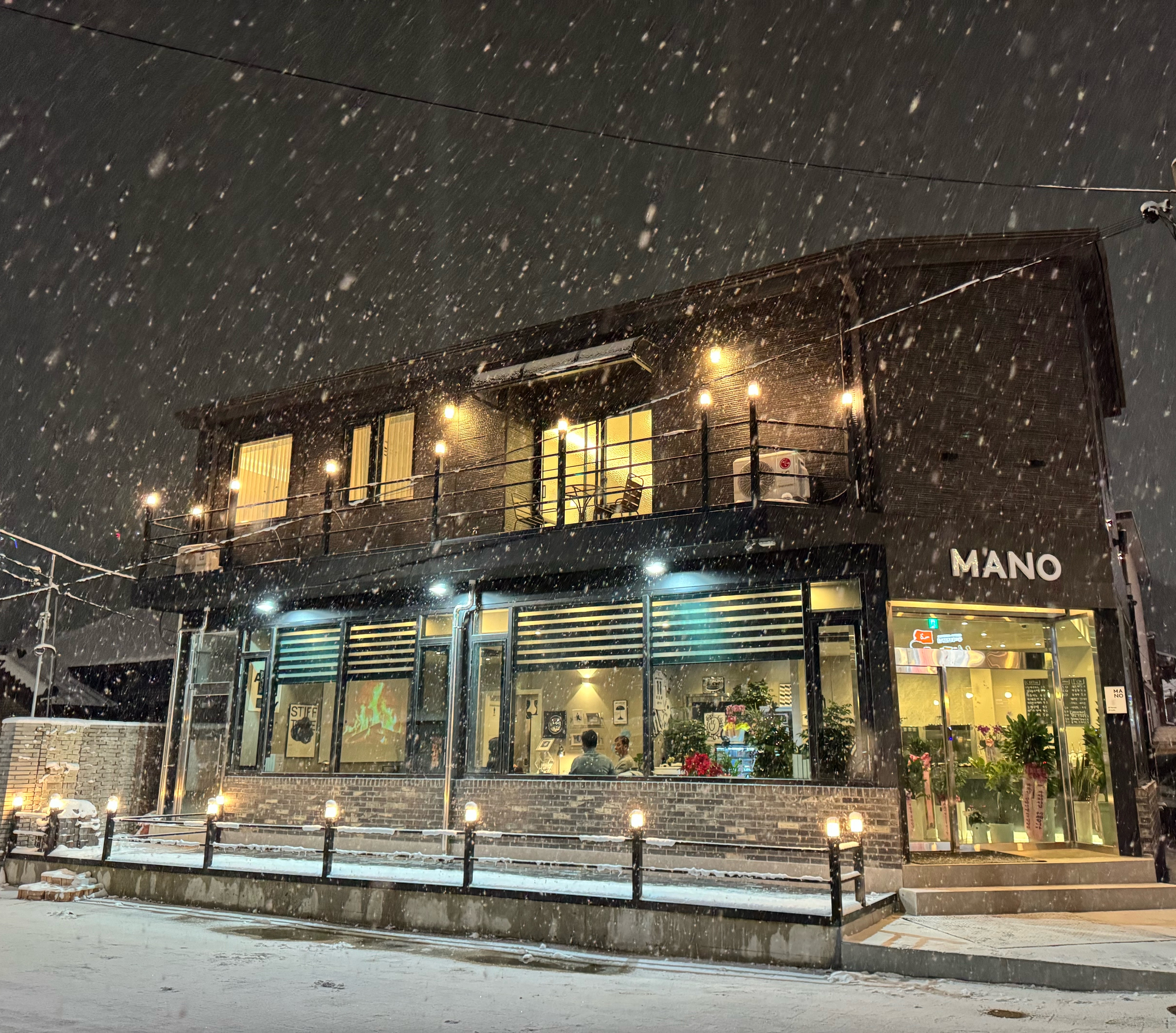 hand house