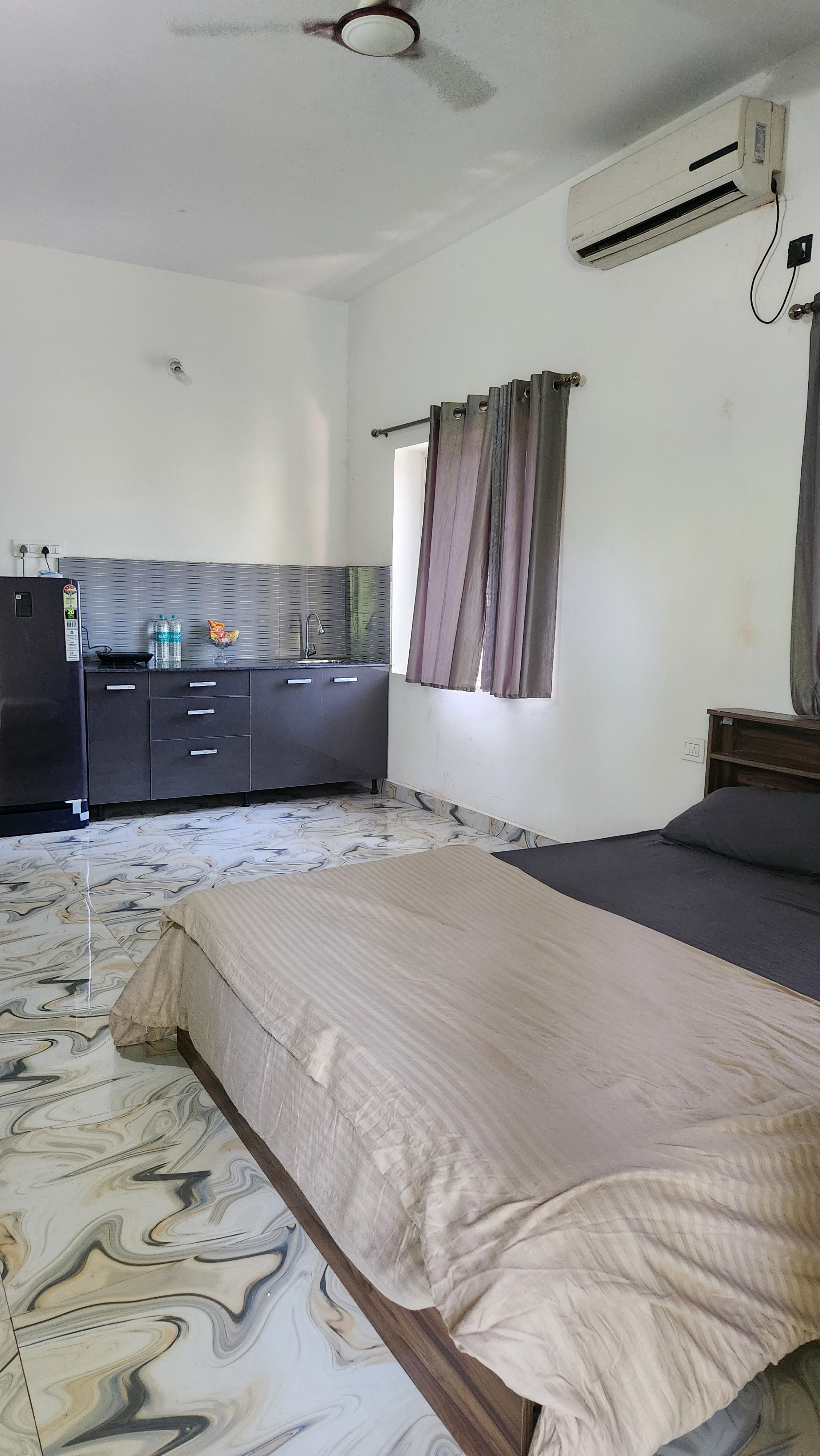 Studio Apartment | Kitchenette |TV| WiFi | Bathtub