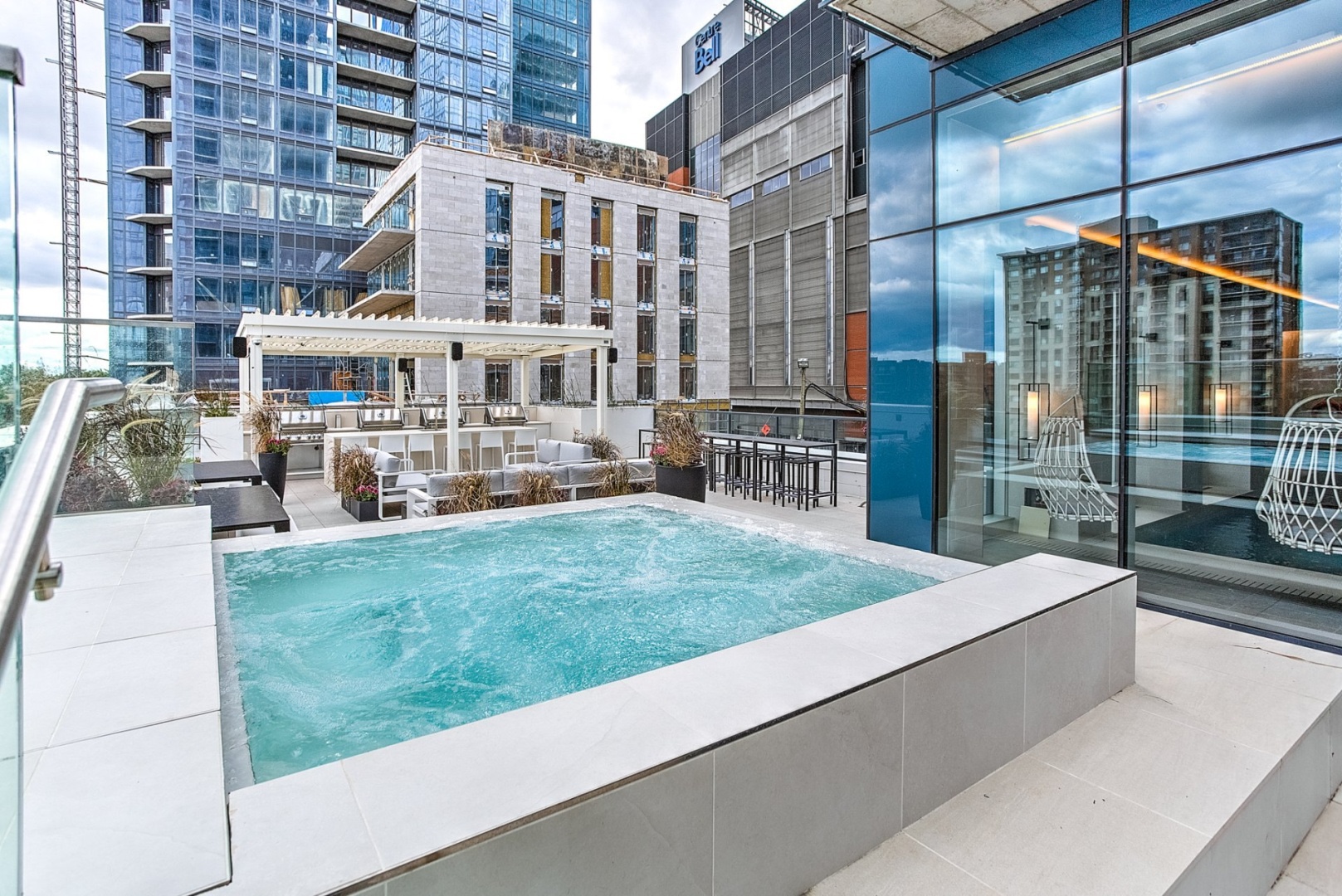 Beautiful Downtown condo | Pool& Free Parking