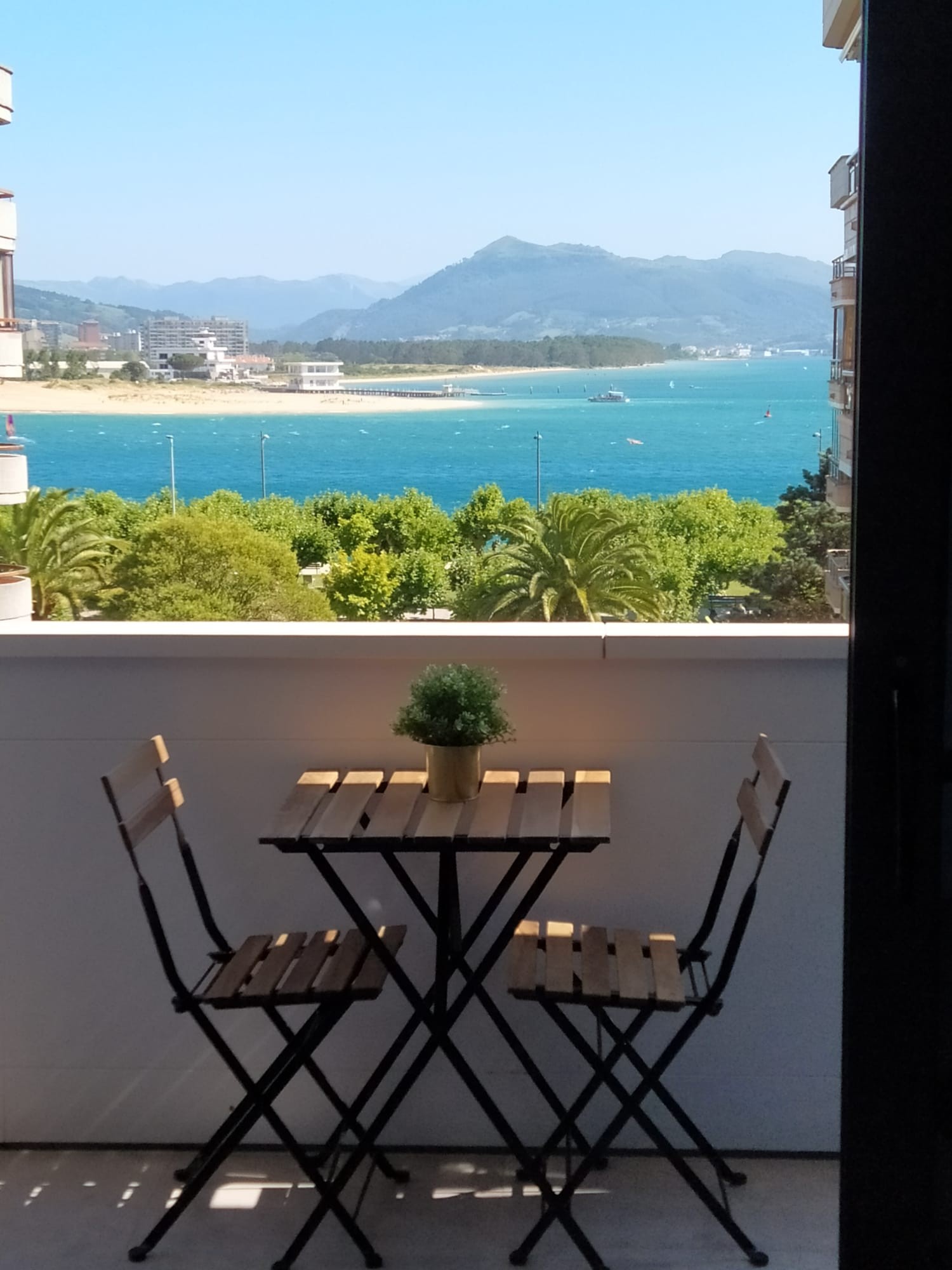Bright floor with sea view