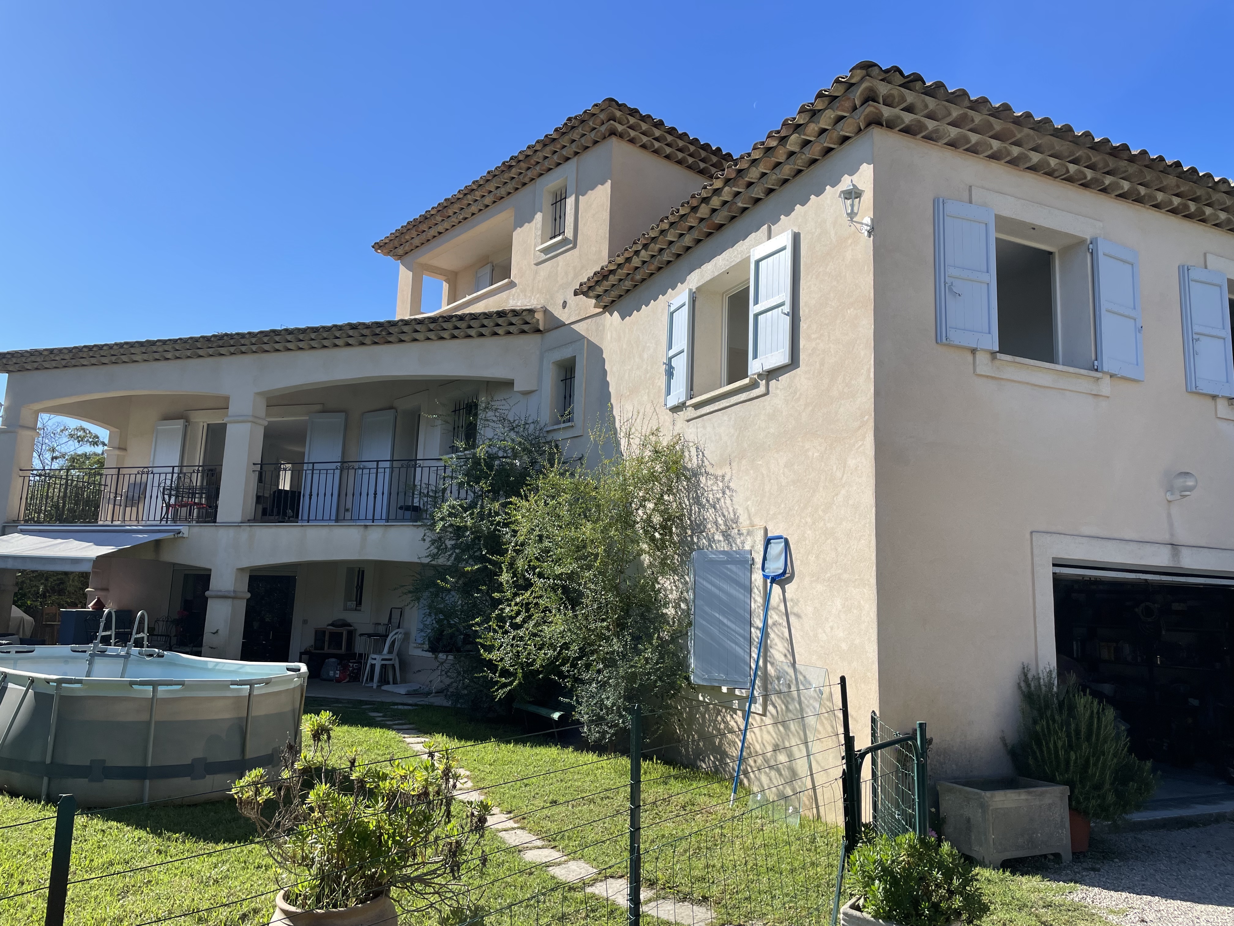 Beautiful detached villa top.
