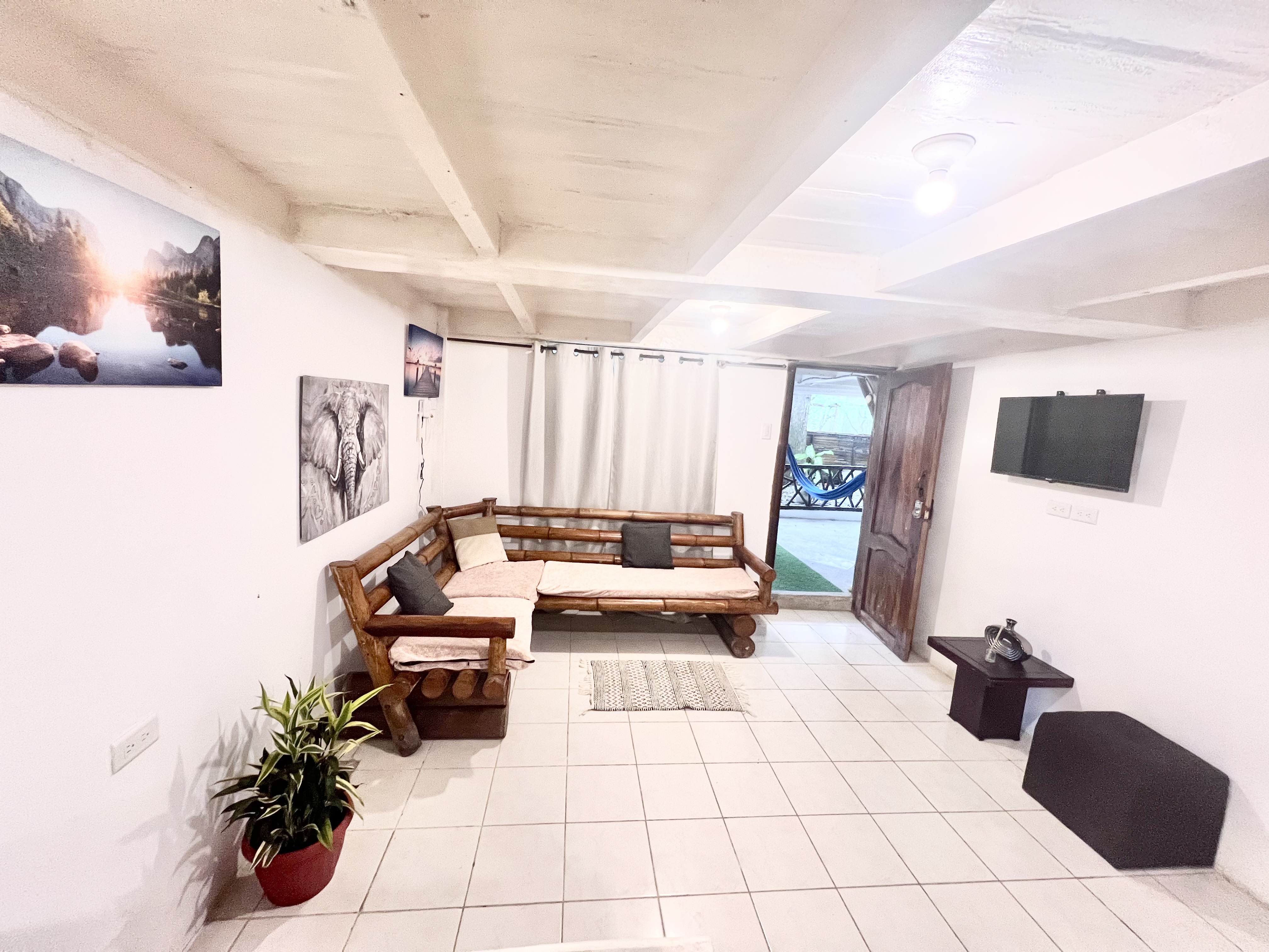 Comfortable 2 Bedroom, steps to the beach