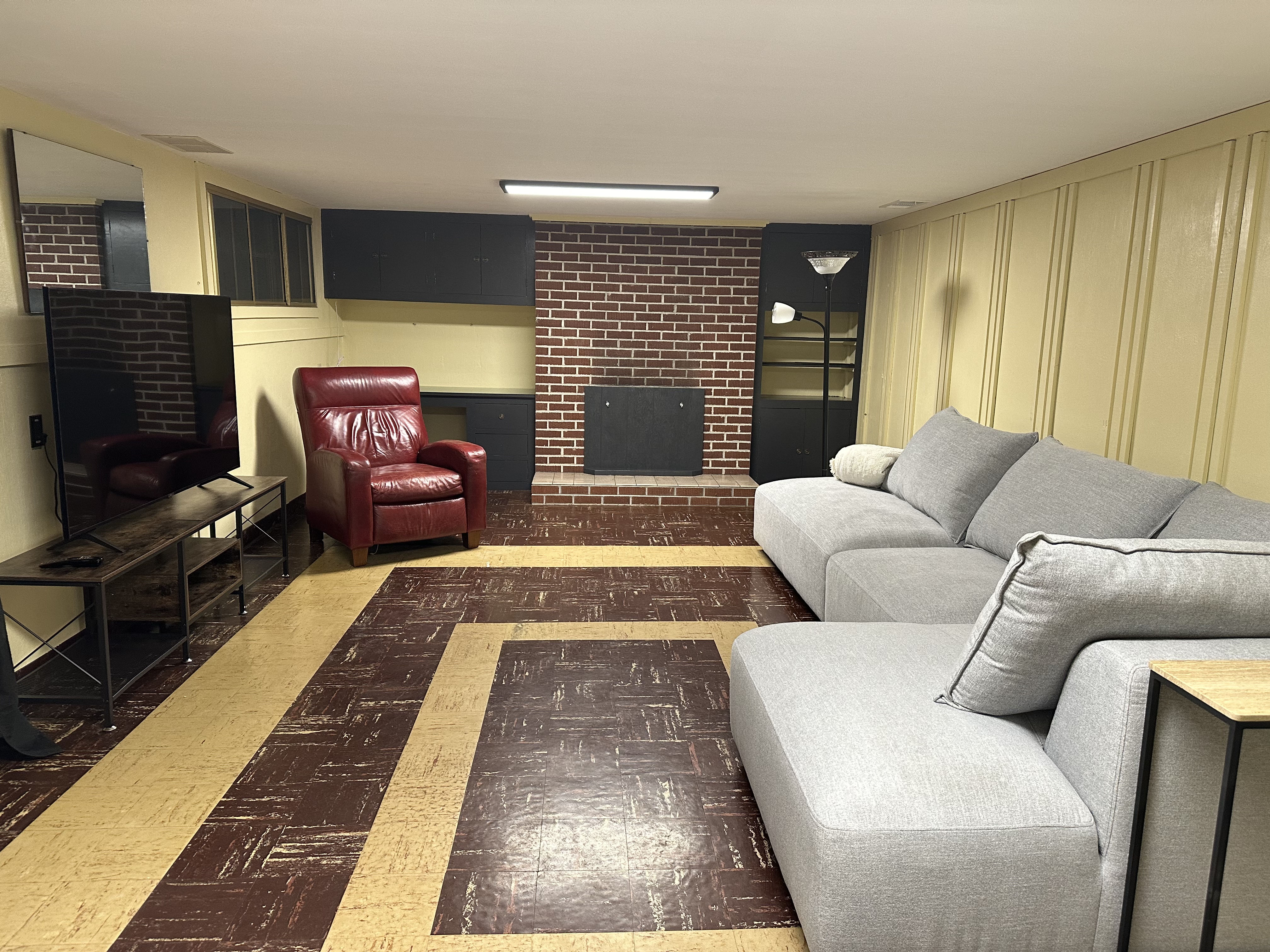 Large comfortable Lower unit walk in 1950 home.