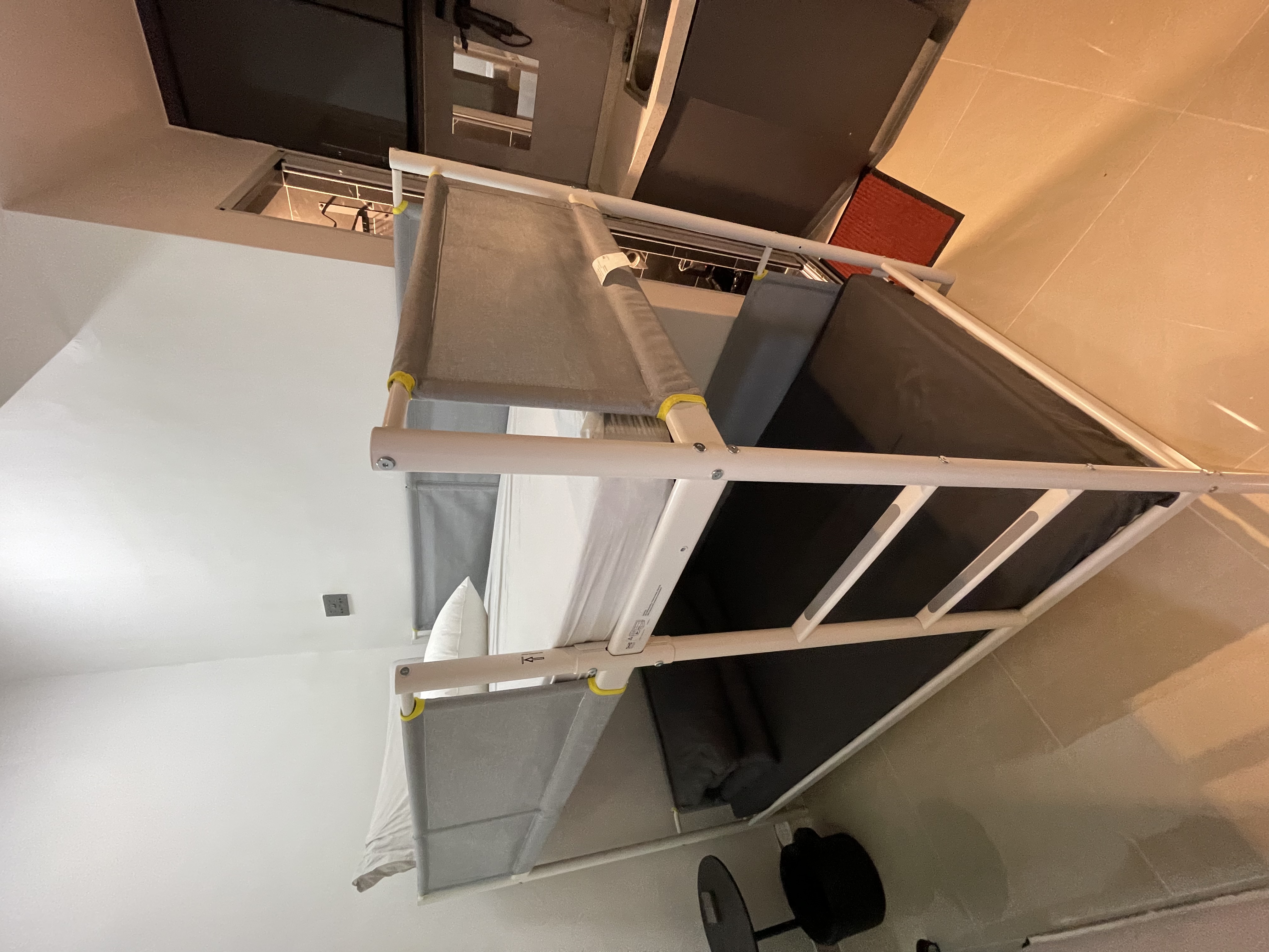 N3 Private rm 2 single beds,Washer, 30 Sec to MTR