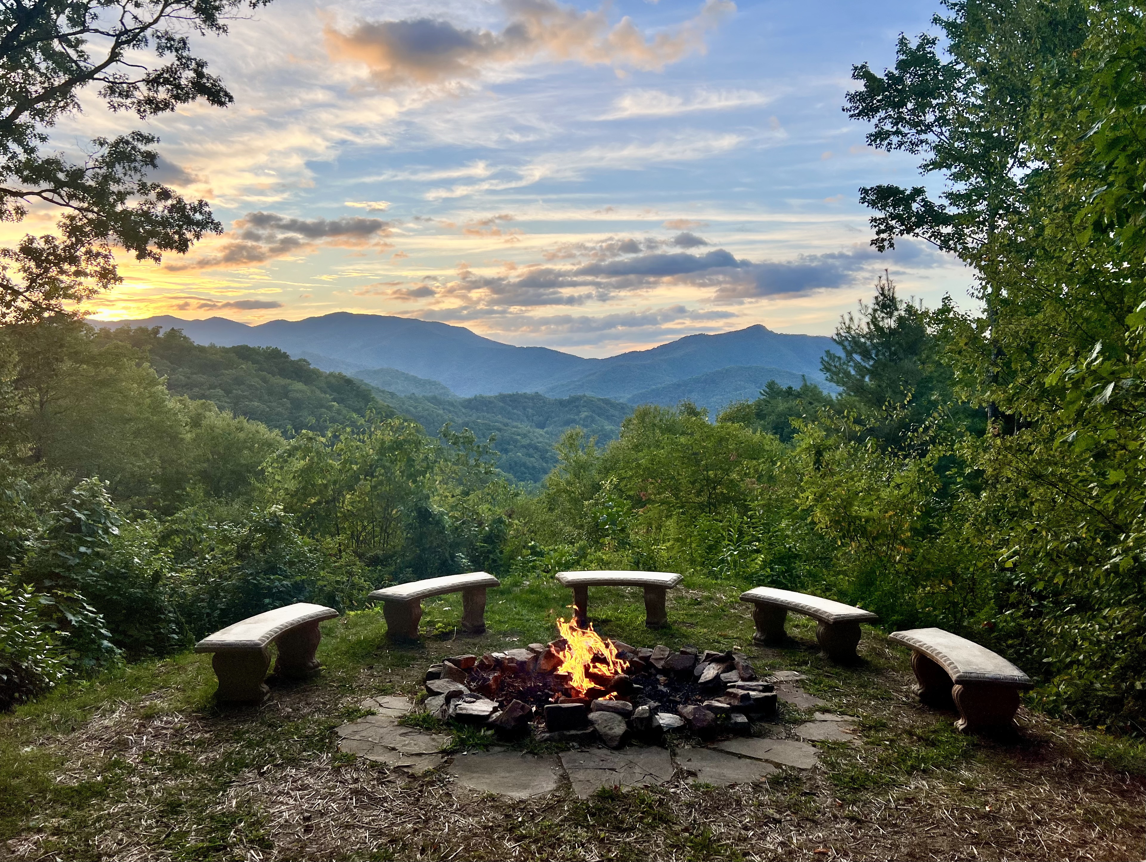 Sunset Point: mountain view hot tub + fire pit - Airbnb