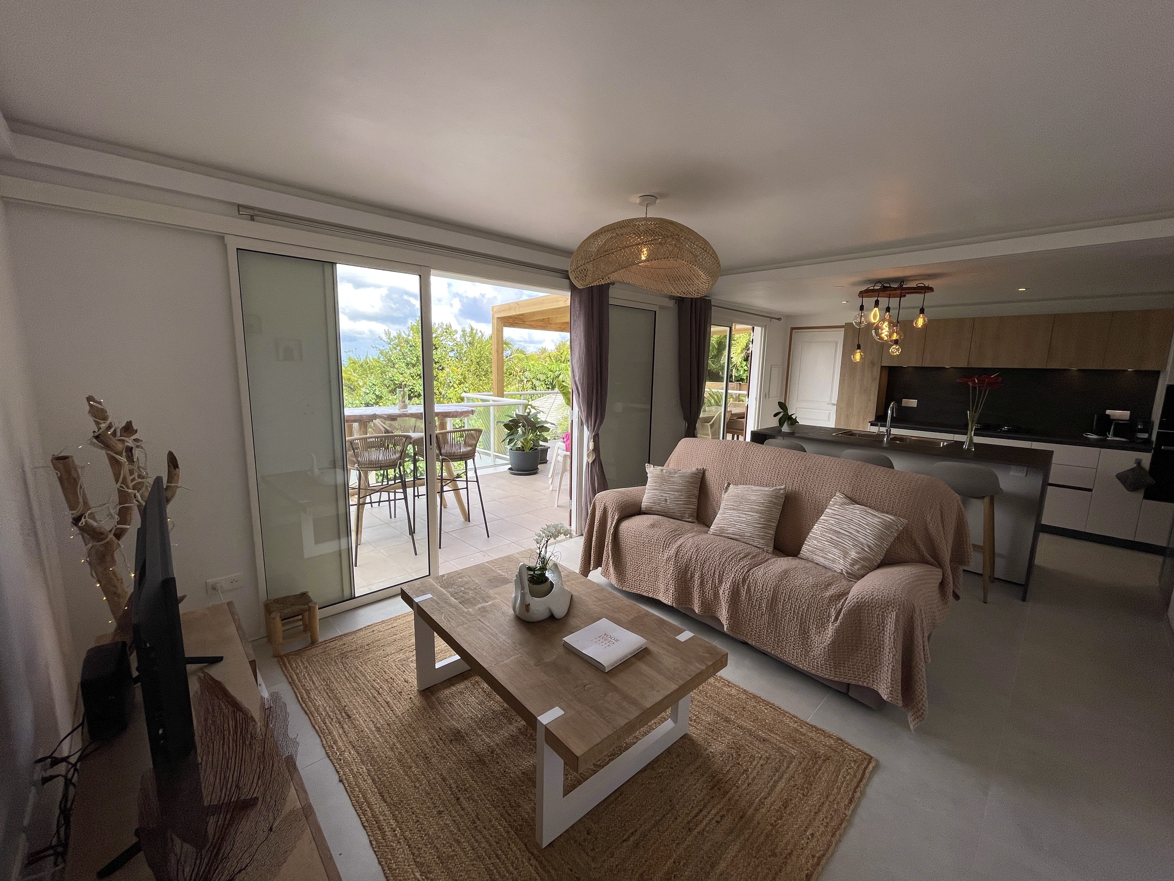 Beautiful new home with sea views