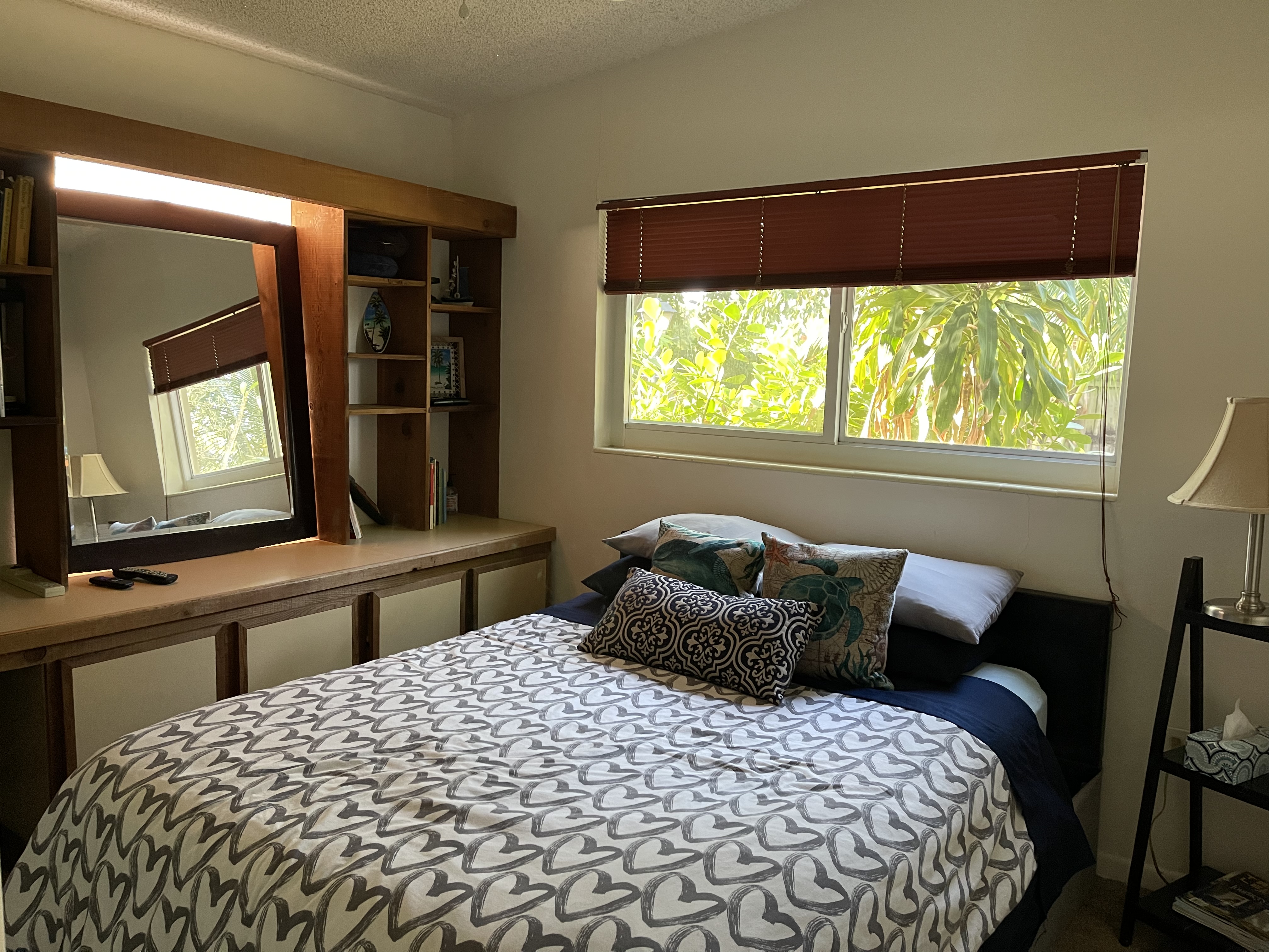 Zen Desk room, outdoor lounge, pool, & parking in Fort Lauderdale, Broward County