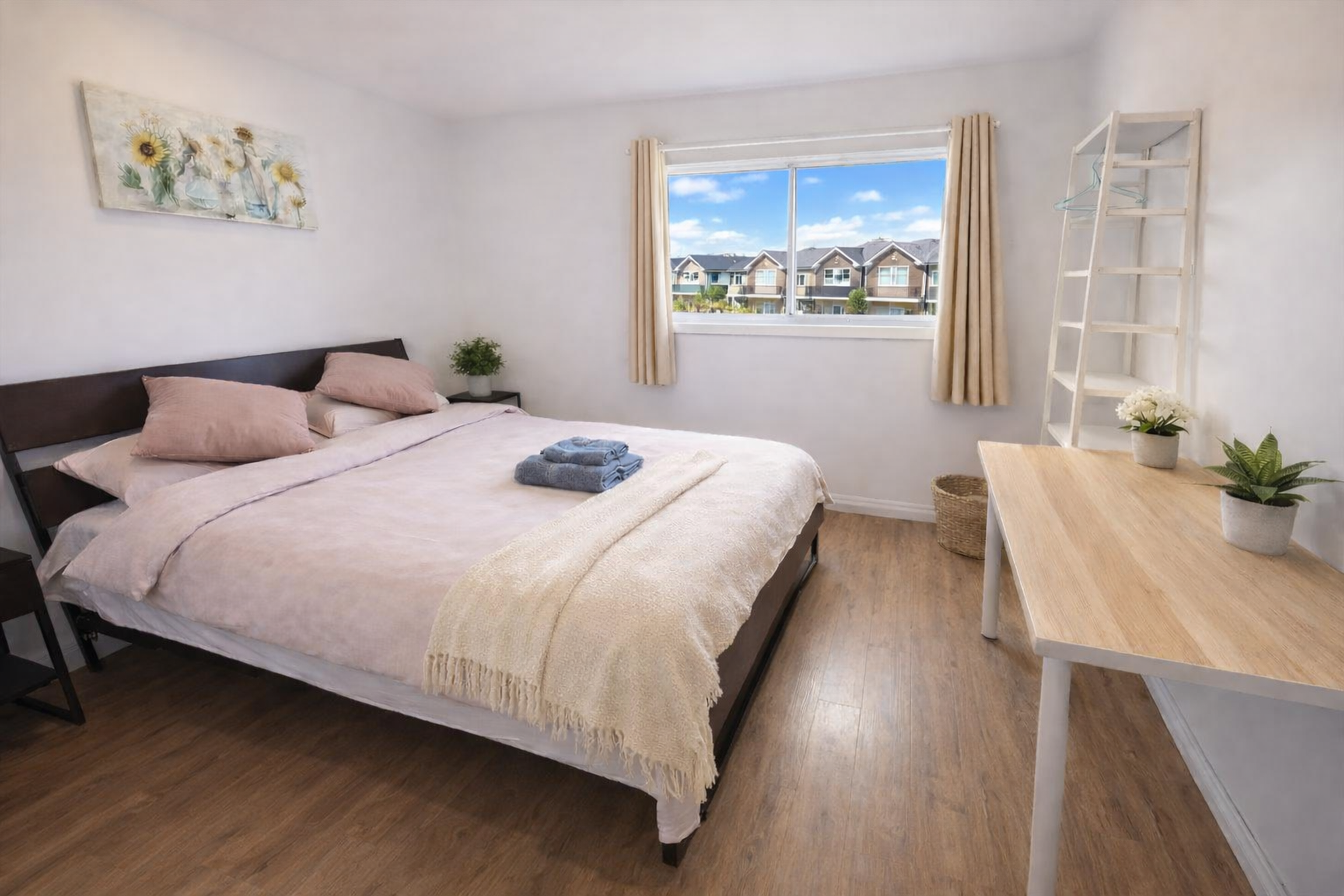 Cozy Room in Little Italy| Ensuite Bath