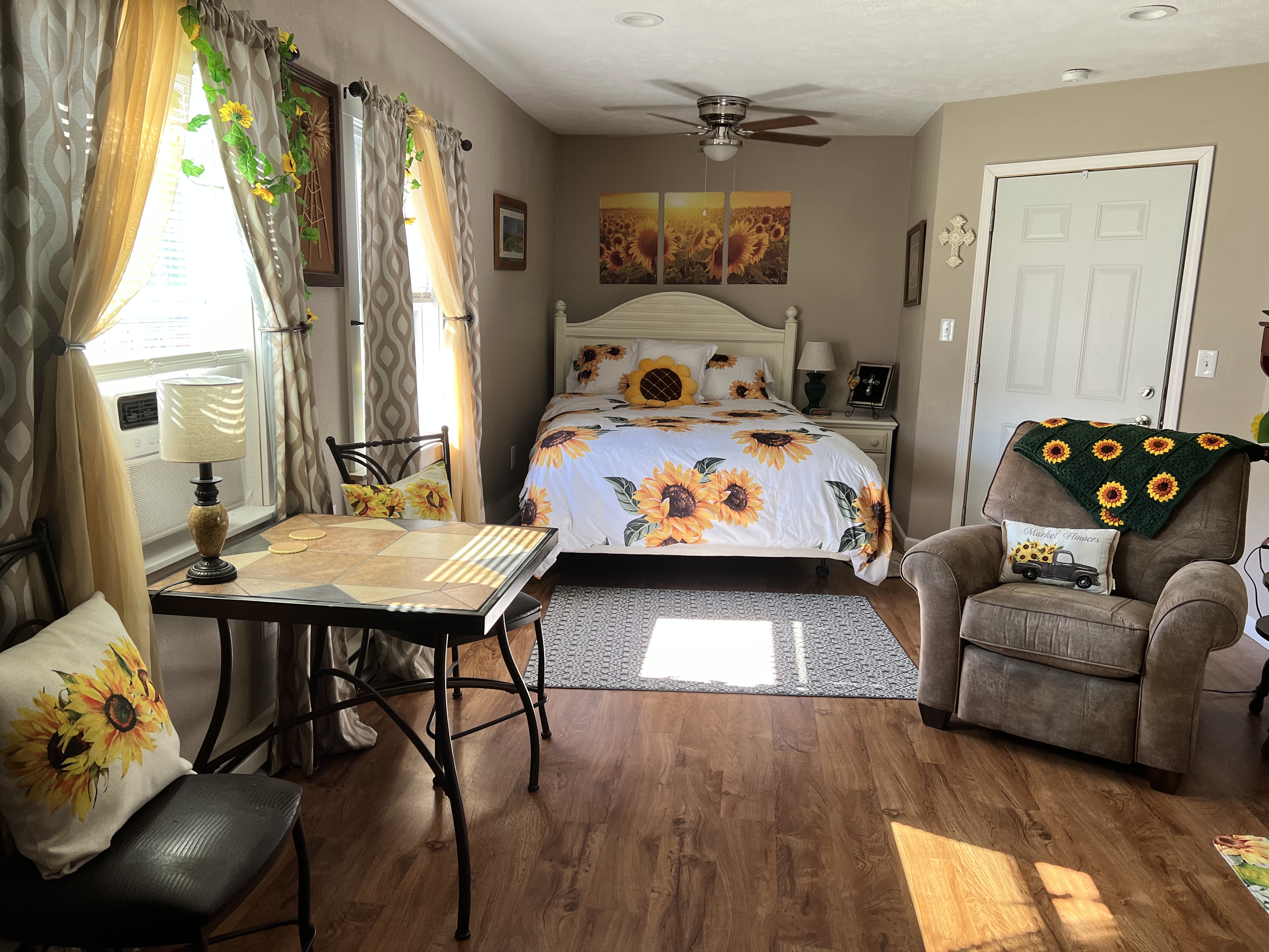 Cozy Sunflower suite