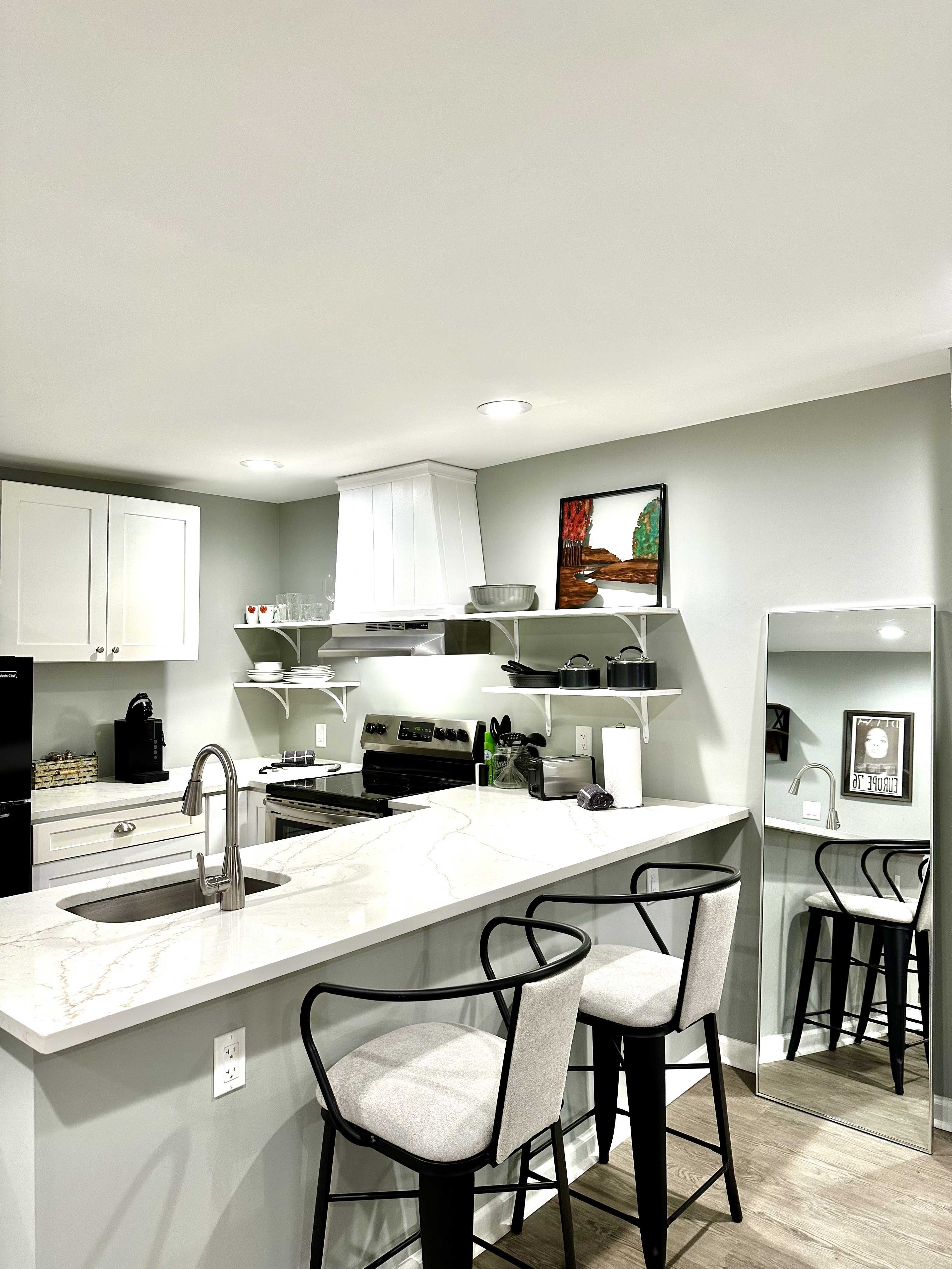 Walkable Studio: Restaurants & Fun Just Steps Away in SIXTH WARD, Albany