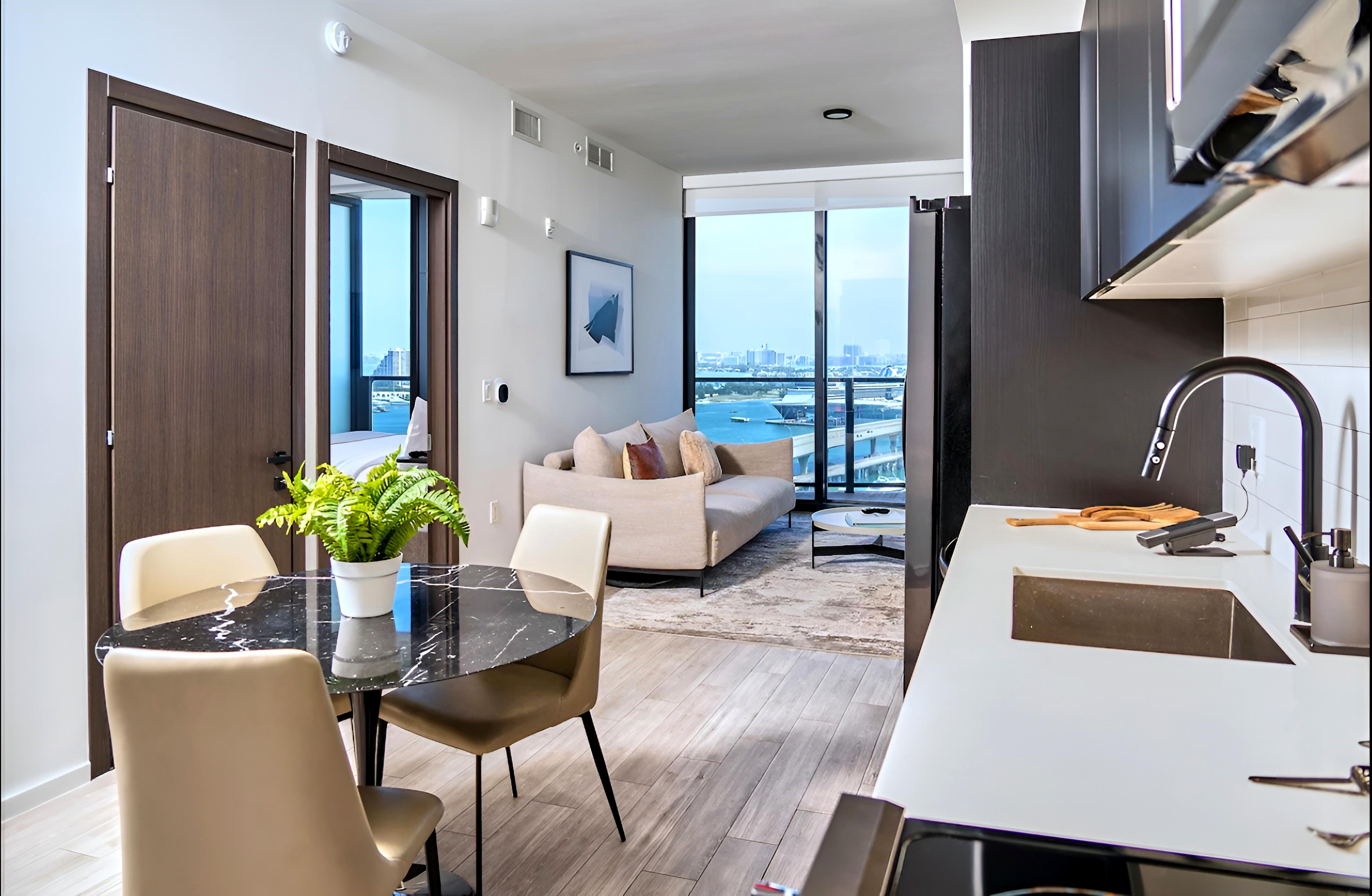 【MIAE】美愛の部屋 Wind wide bollon Wind (Miami) - Wikipedia