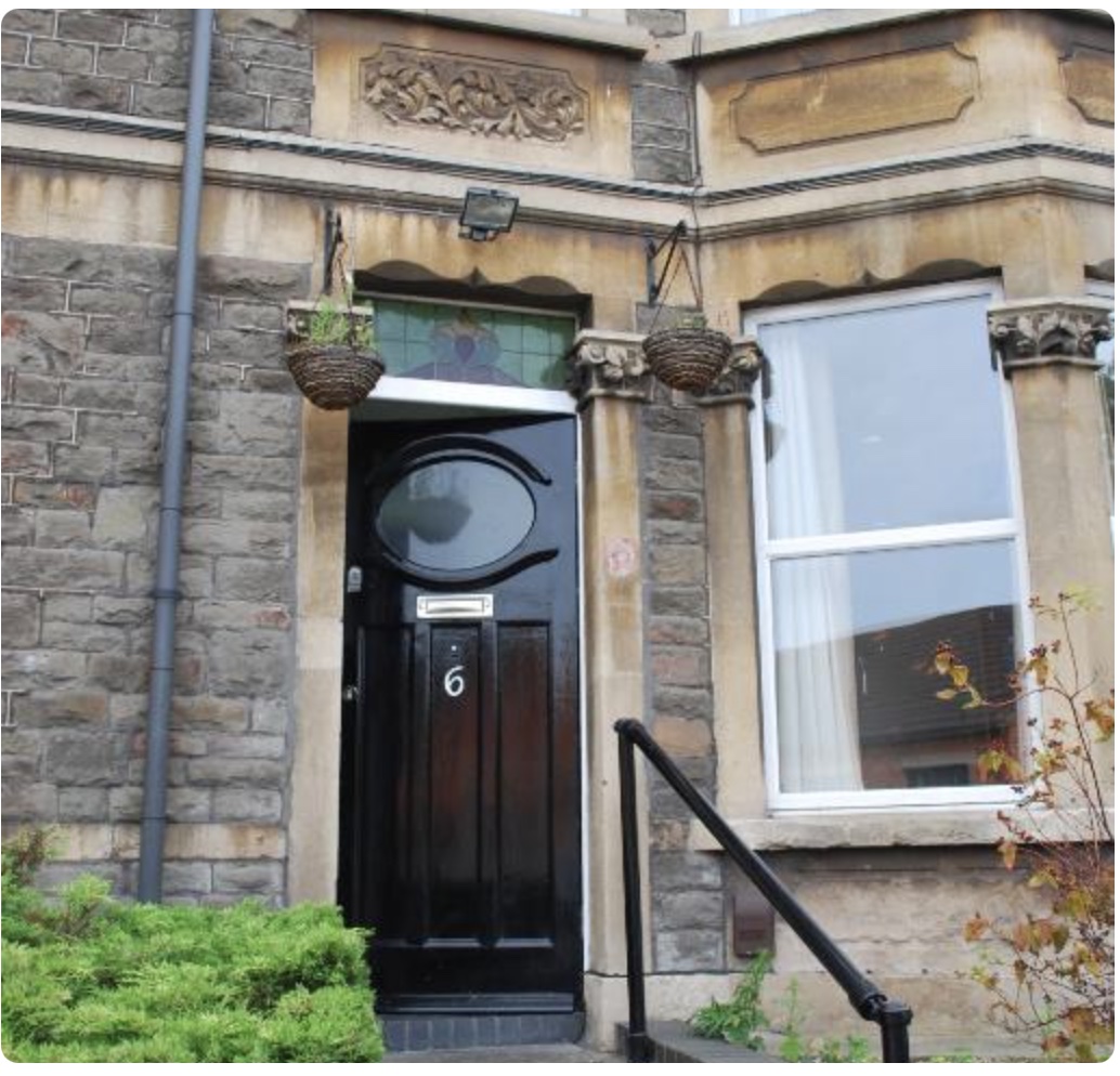 Family Room With Private BathRoom in Southville, Bristol