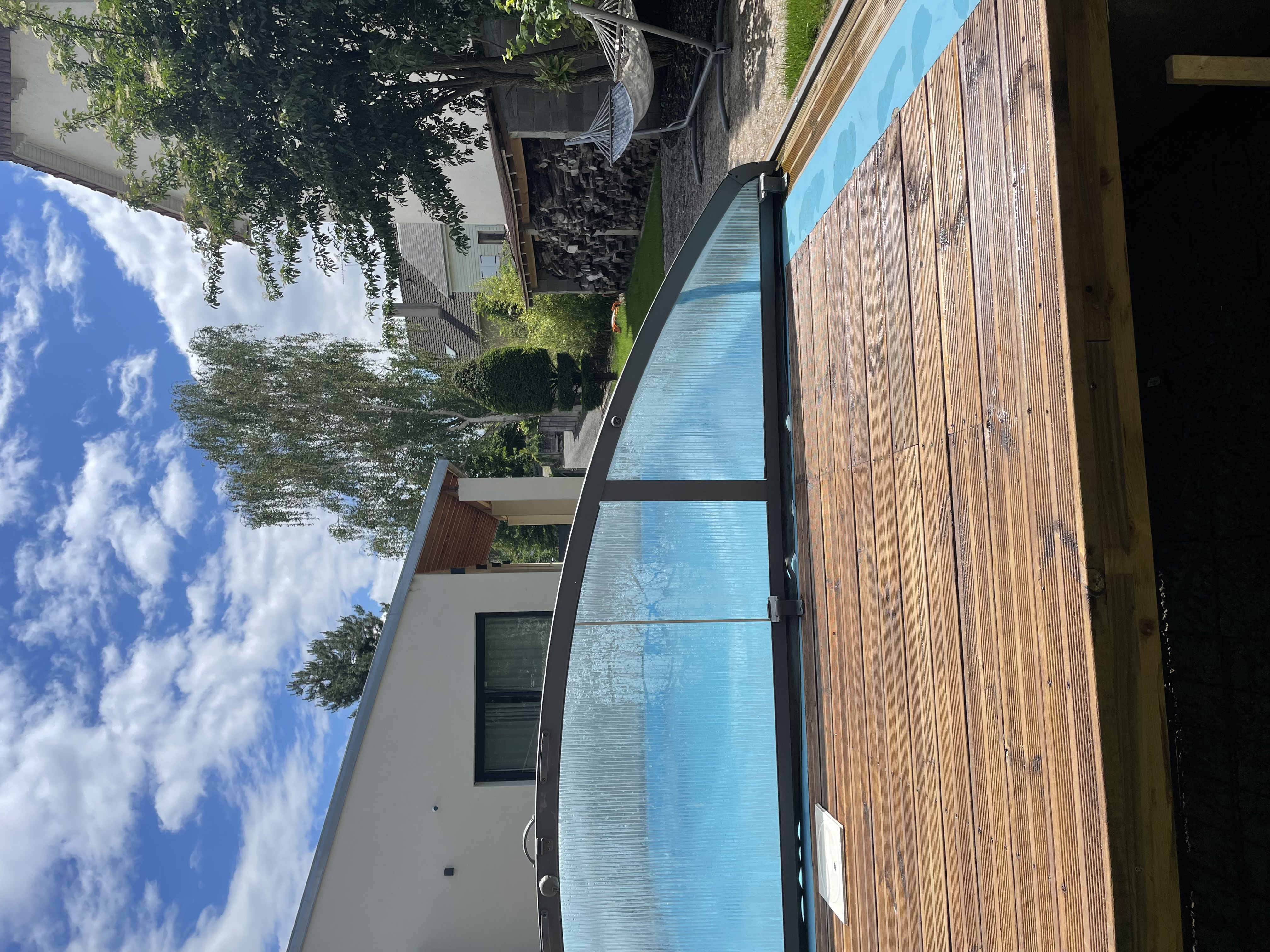 Charming cottage with pool, near train station (5 min)