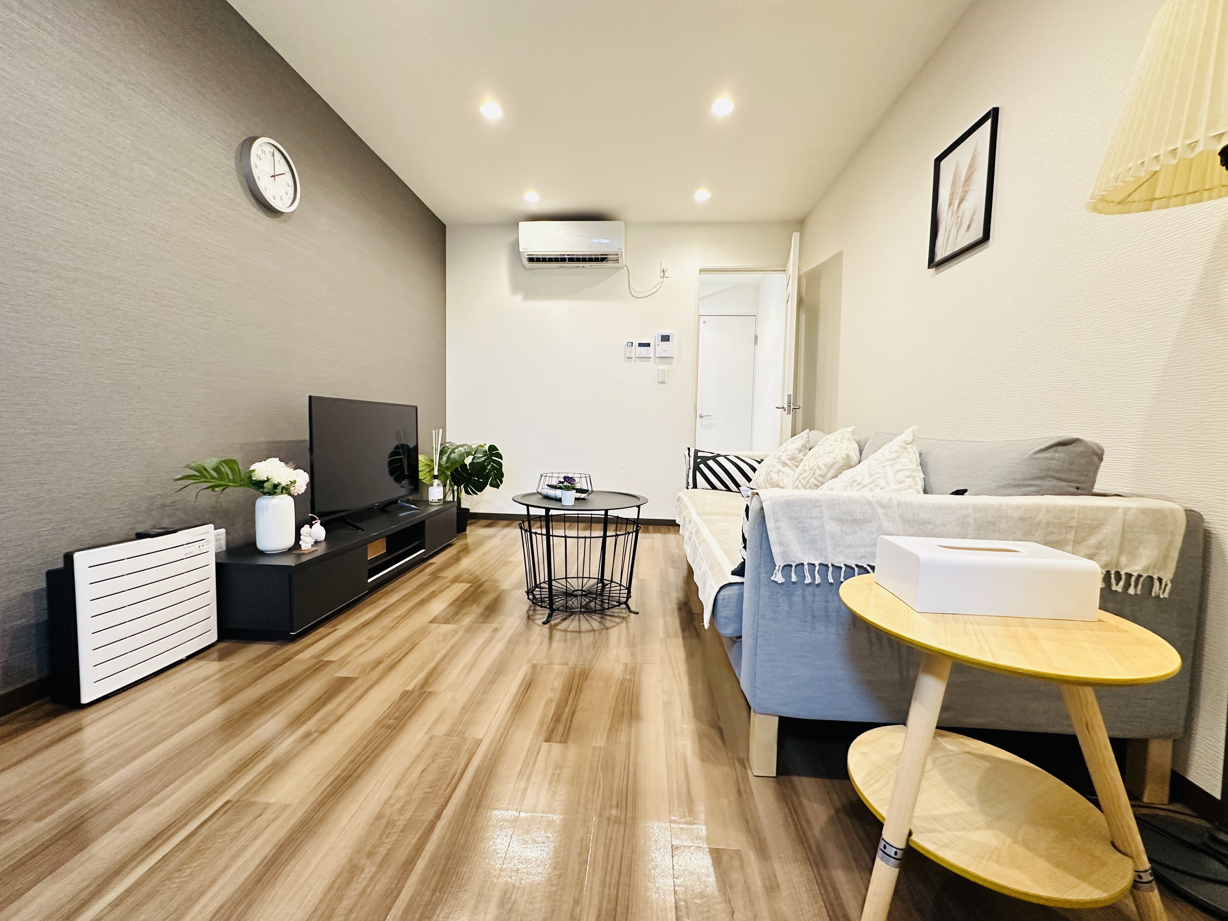 部屋 : Living room,Tokyo ROOM TOUR] A new 2LDK living room in Tokyo filled with art