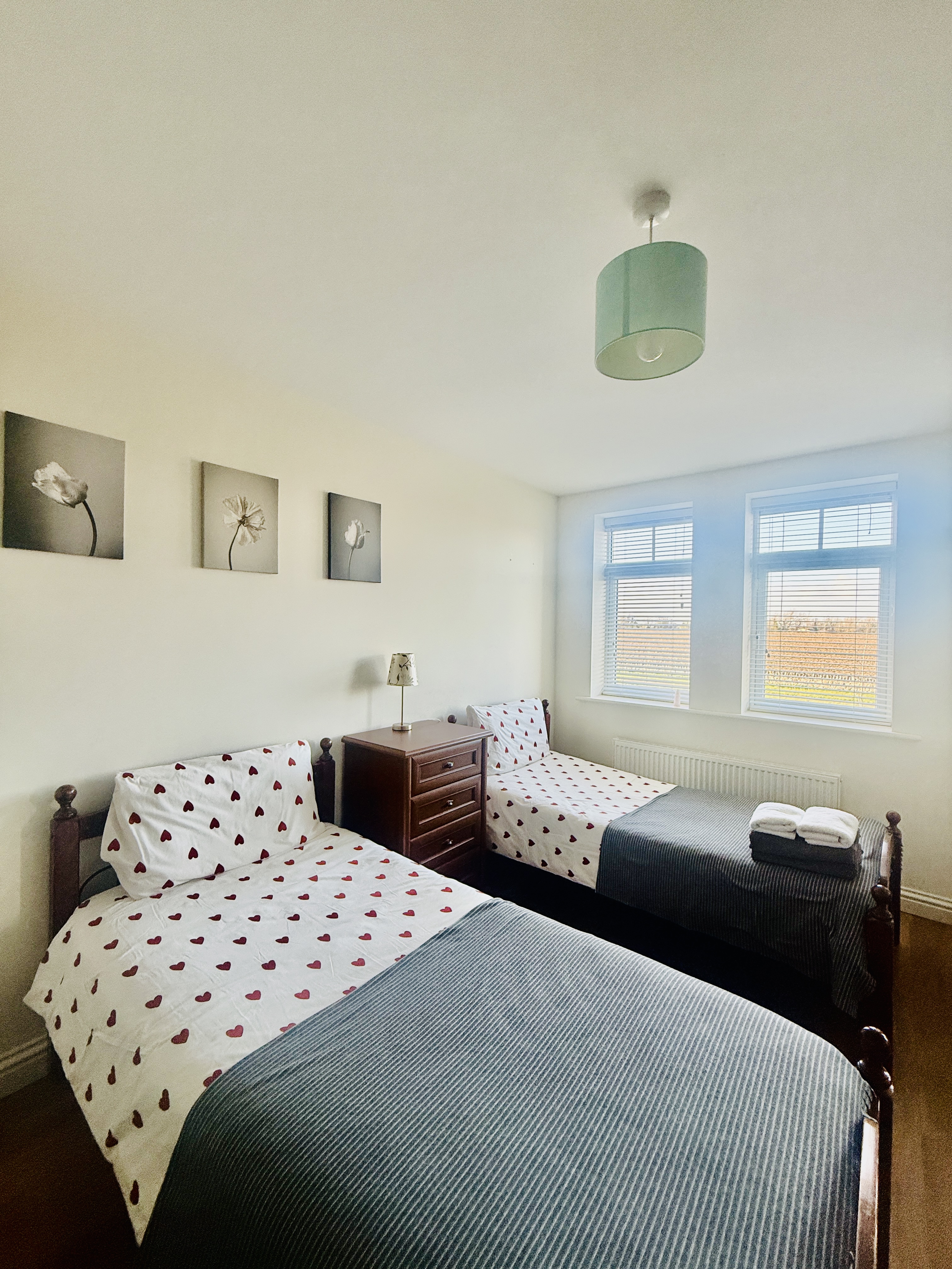 Spacious Room w. shared bathroom