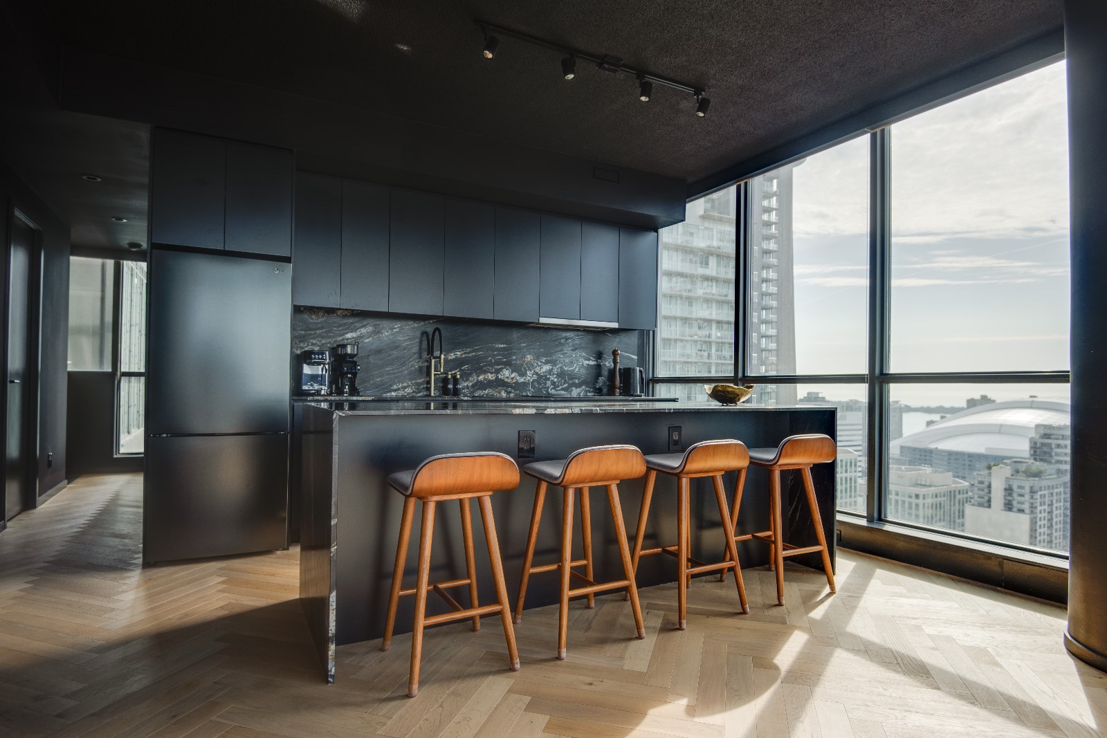 Lux design corner suite 2BR+2BA + free parking