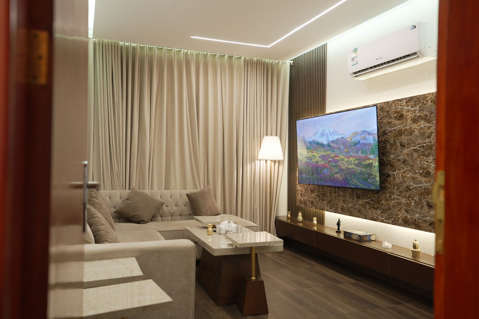 Apartment room and lounge with distinctive location and self-entry