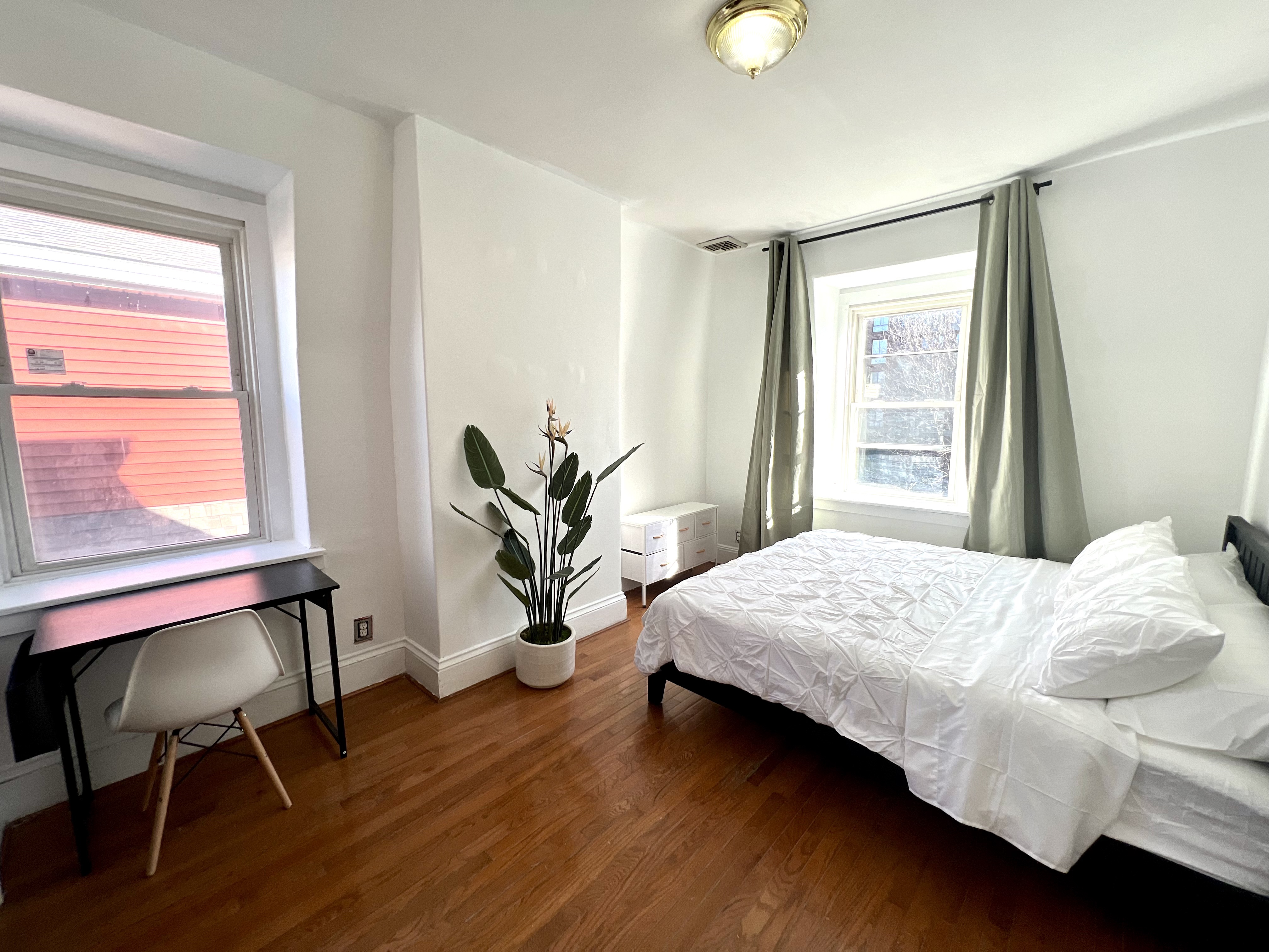 King Bed | 3rd Floor | Sunny