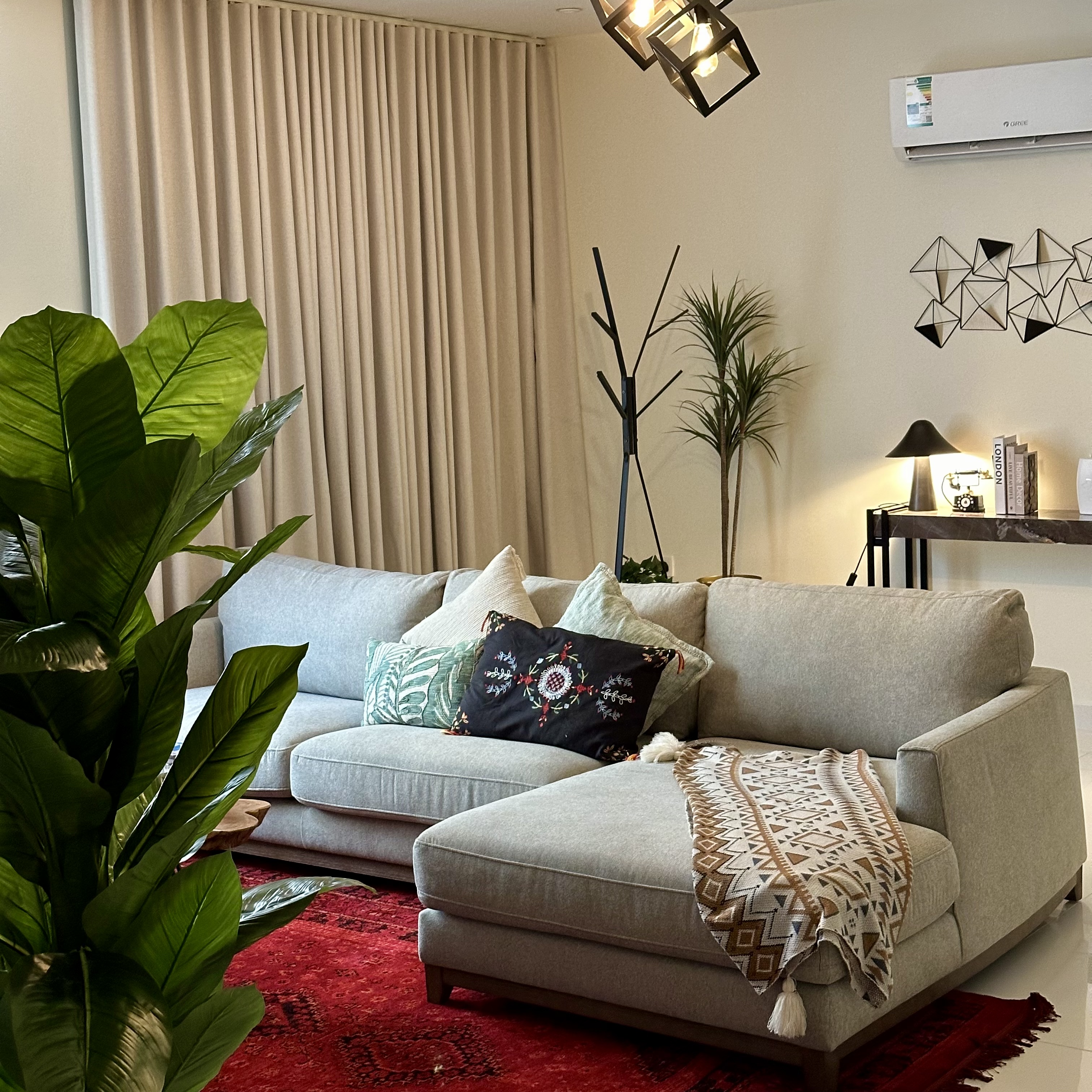 An elegant apartment with self entry and a strategic location