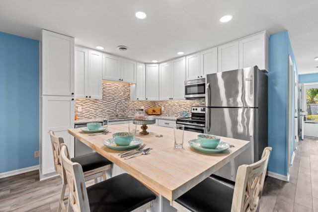 Beachy Poolside Condo-1st floor