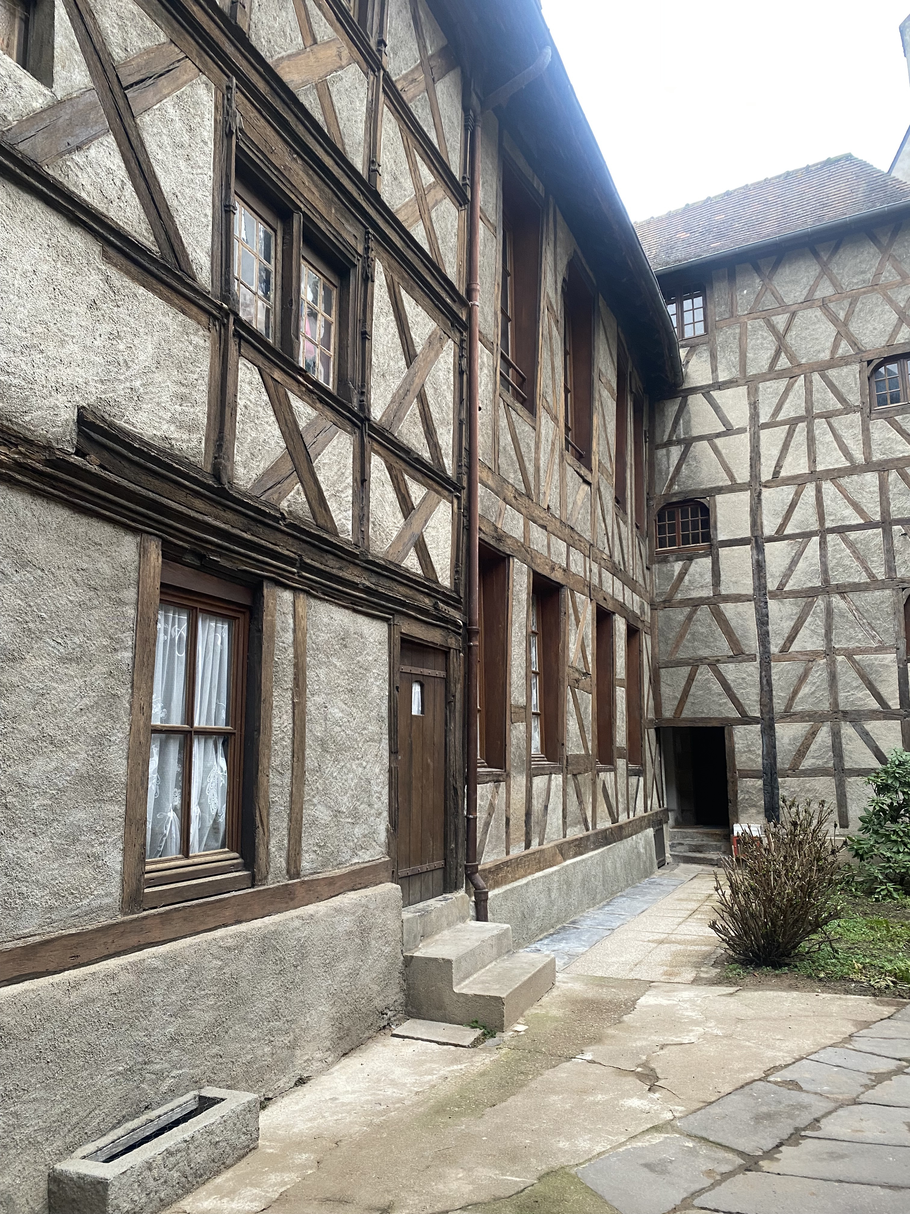 Lozari: Charming F2 in hyper center of Moulins