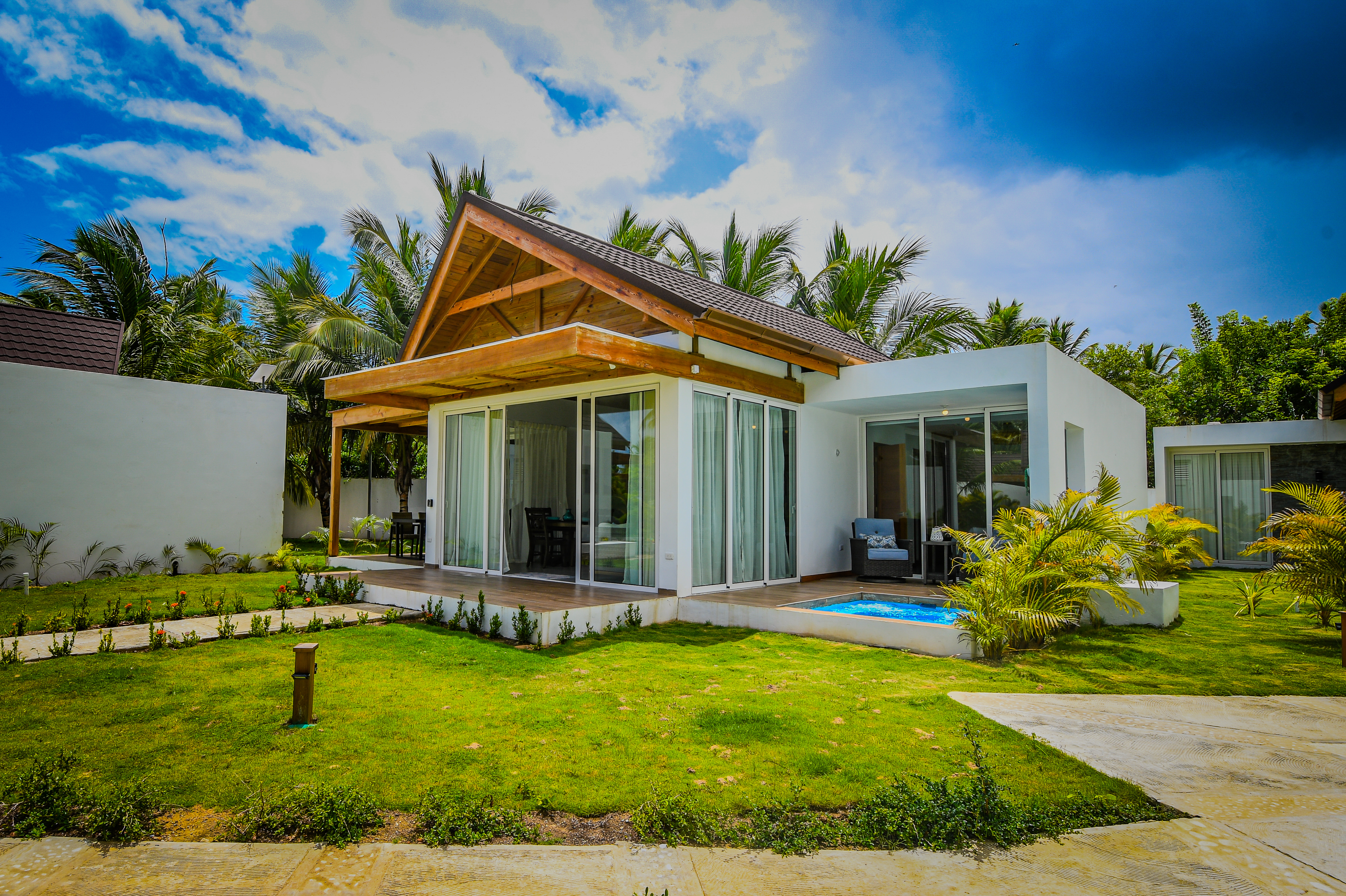 Villa Sofia | Beachfront, Kayaks, Jacuzzi & Pools