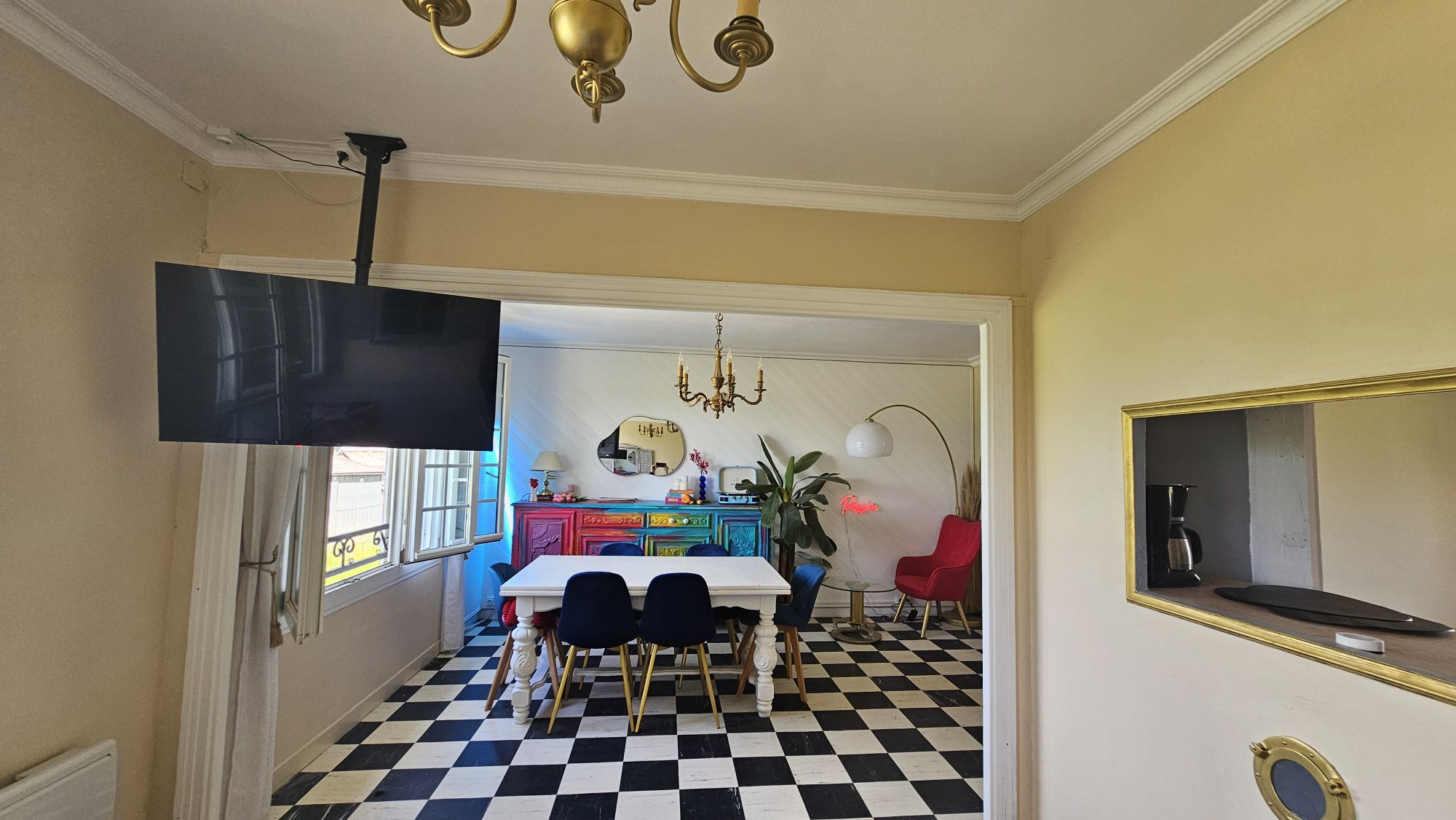 Colorful decor house in the heart of nature. Garden 500m²