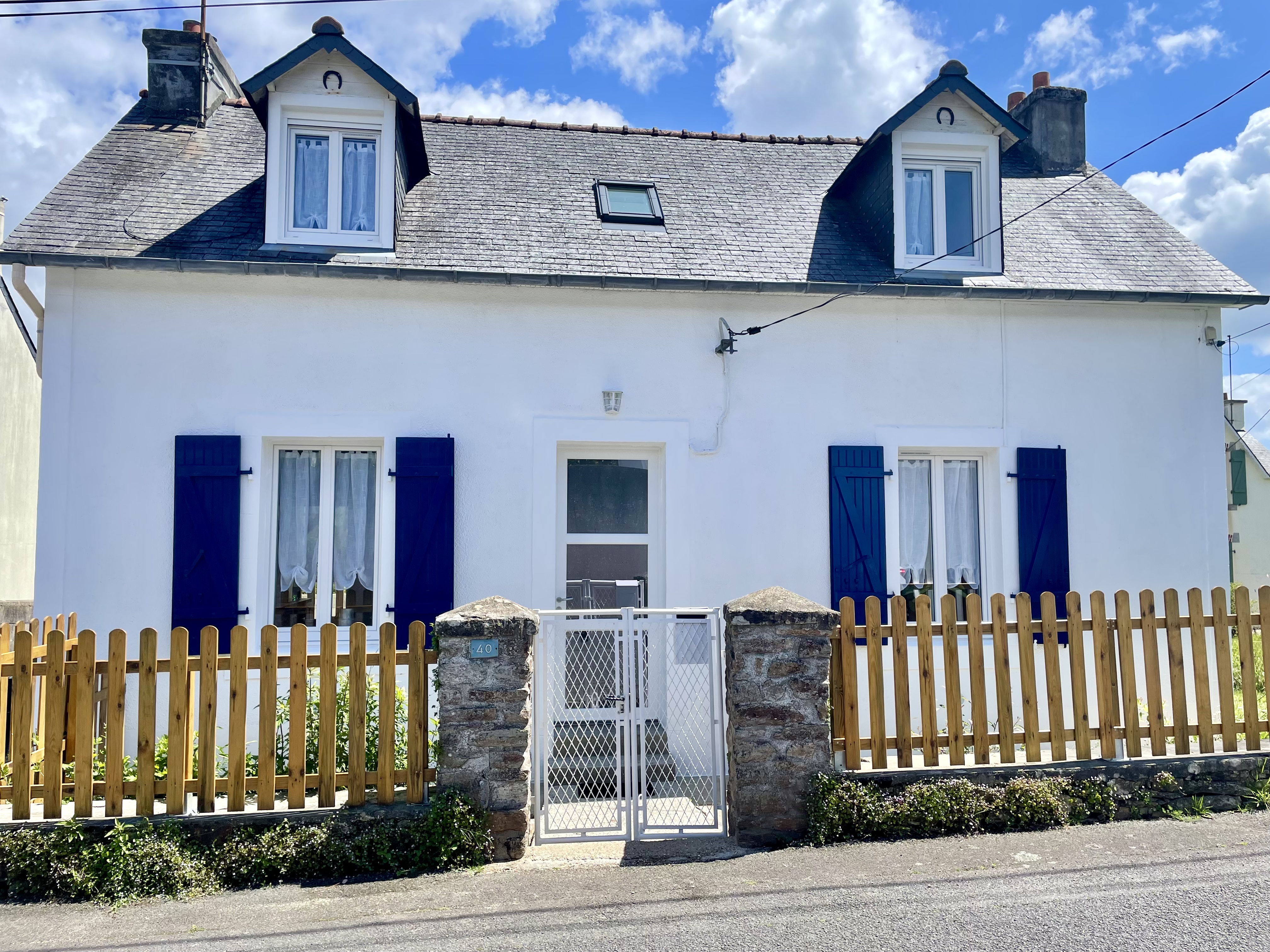 Family home, quiet, center on foot