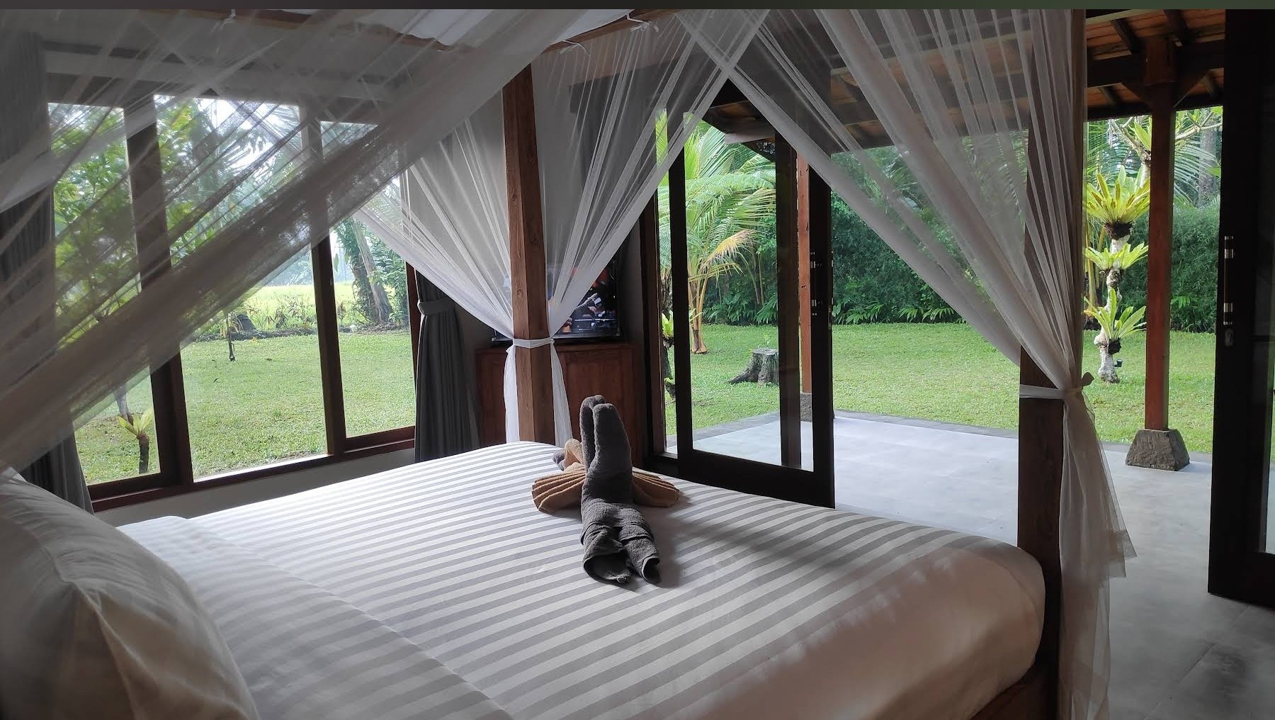 Tatamiyan House: Natural Garden by the Rice Fields