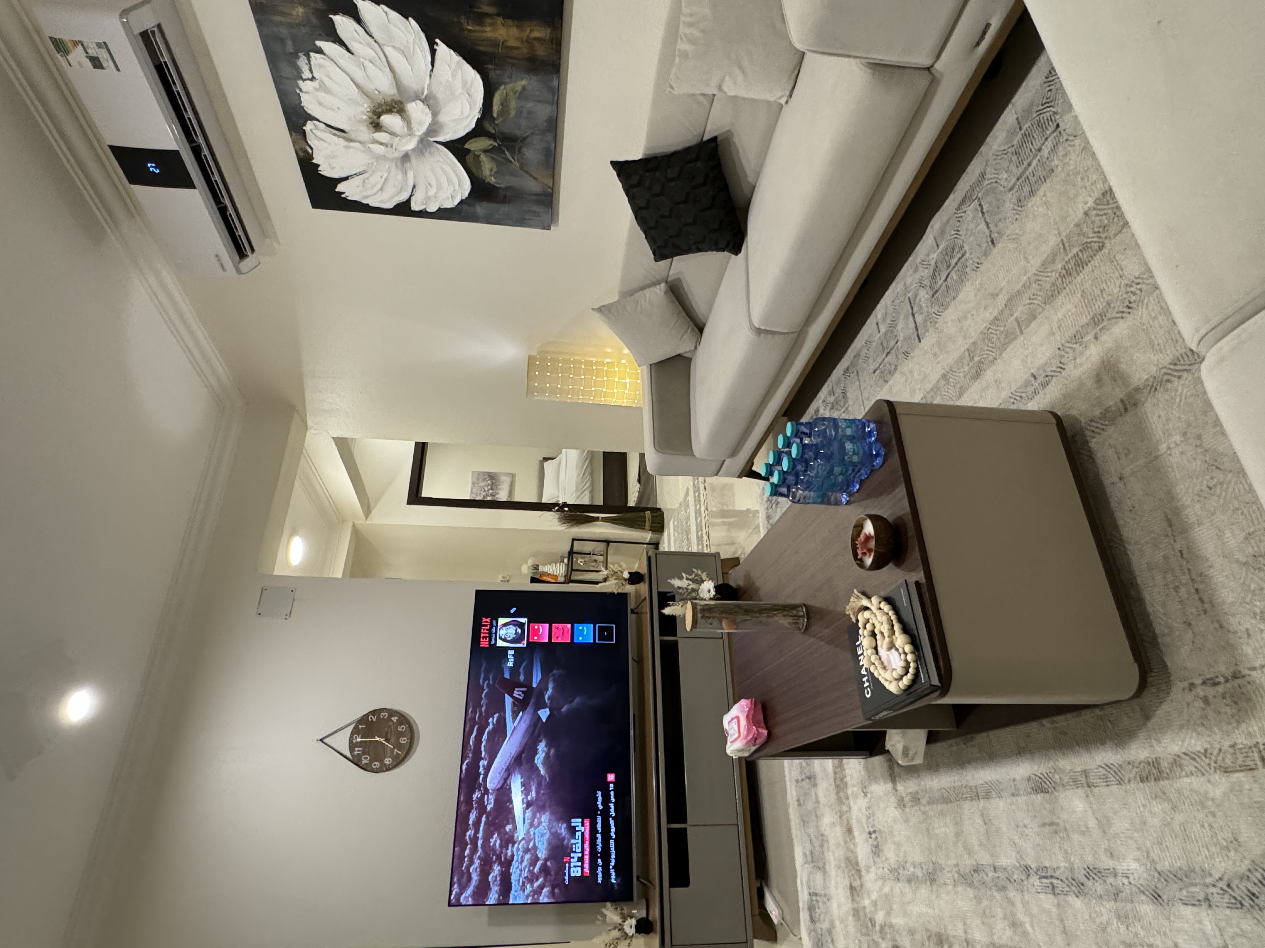 Luxury elegant apartment with a lounge, two bedrooms and a bathroom 2