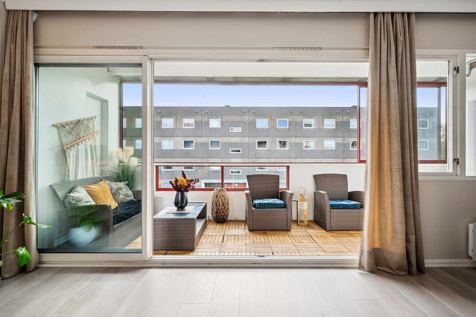 Entire apartment available. Free parking