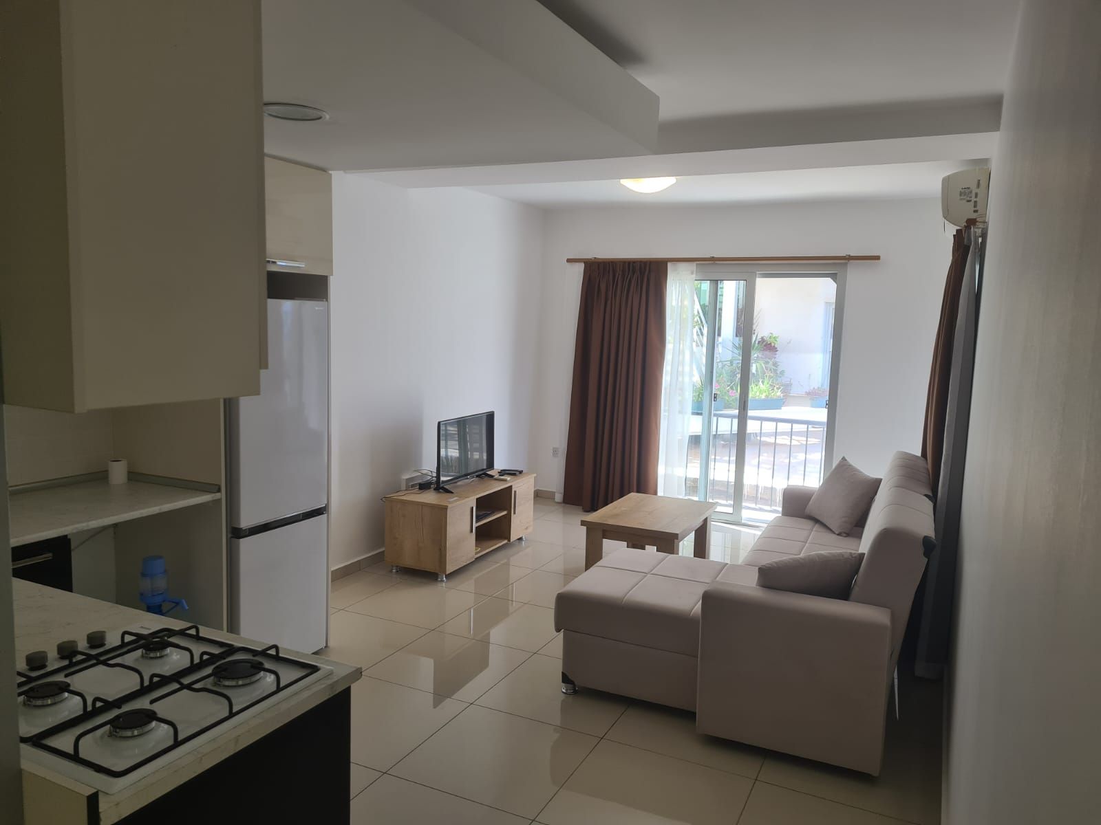 Centrally Located Apt. with Hotel-Style Privileges
