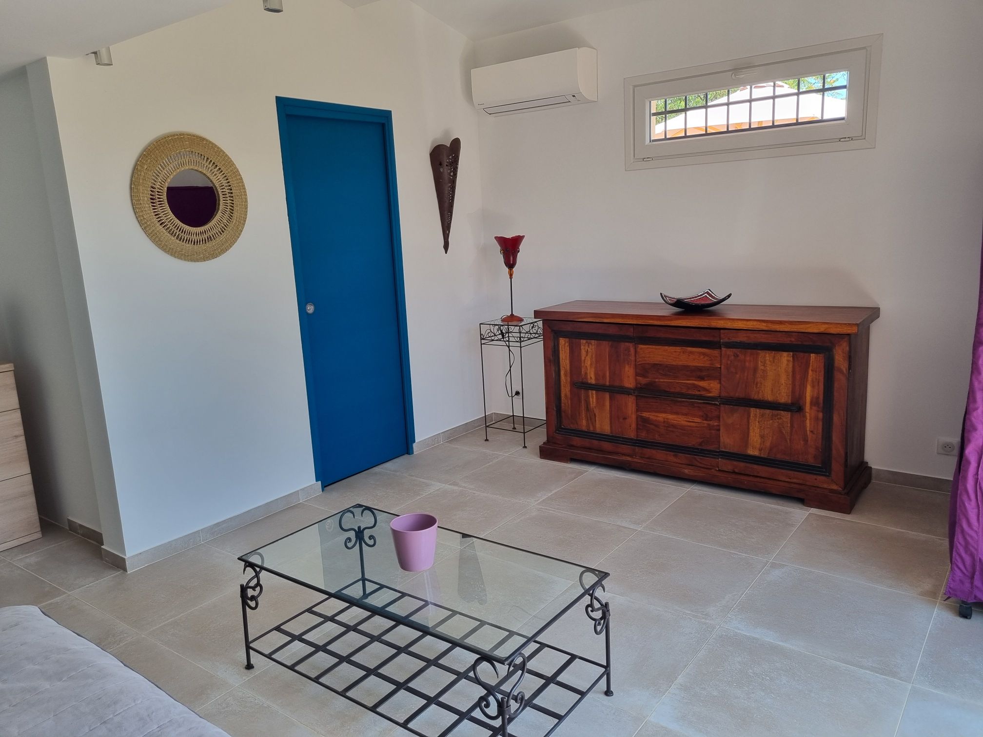 Independent studio/pool access