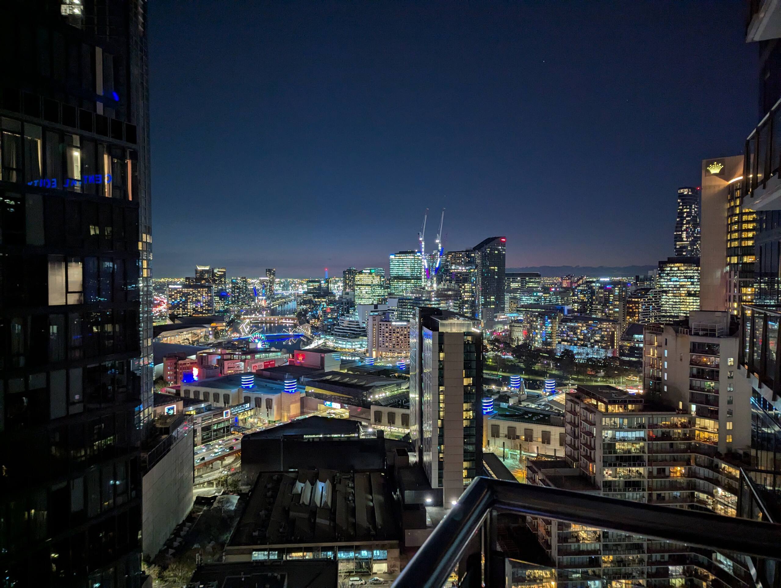 Skyhigh - 32nd Floor Views - 1 car space. Sleeps 9