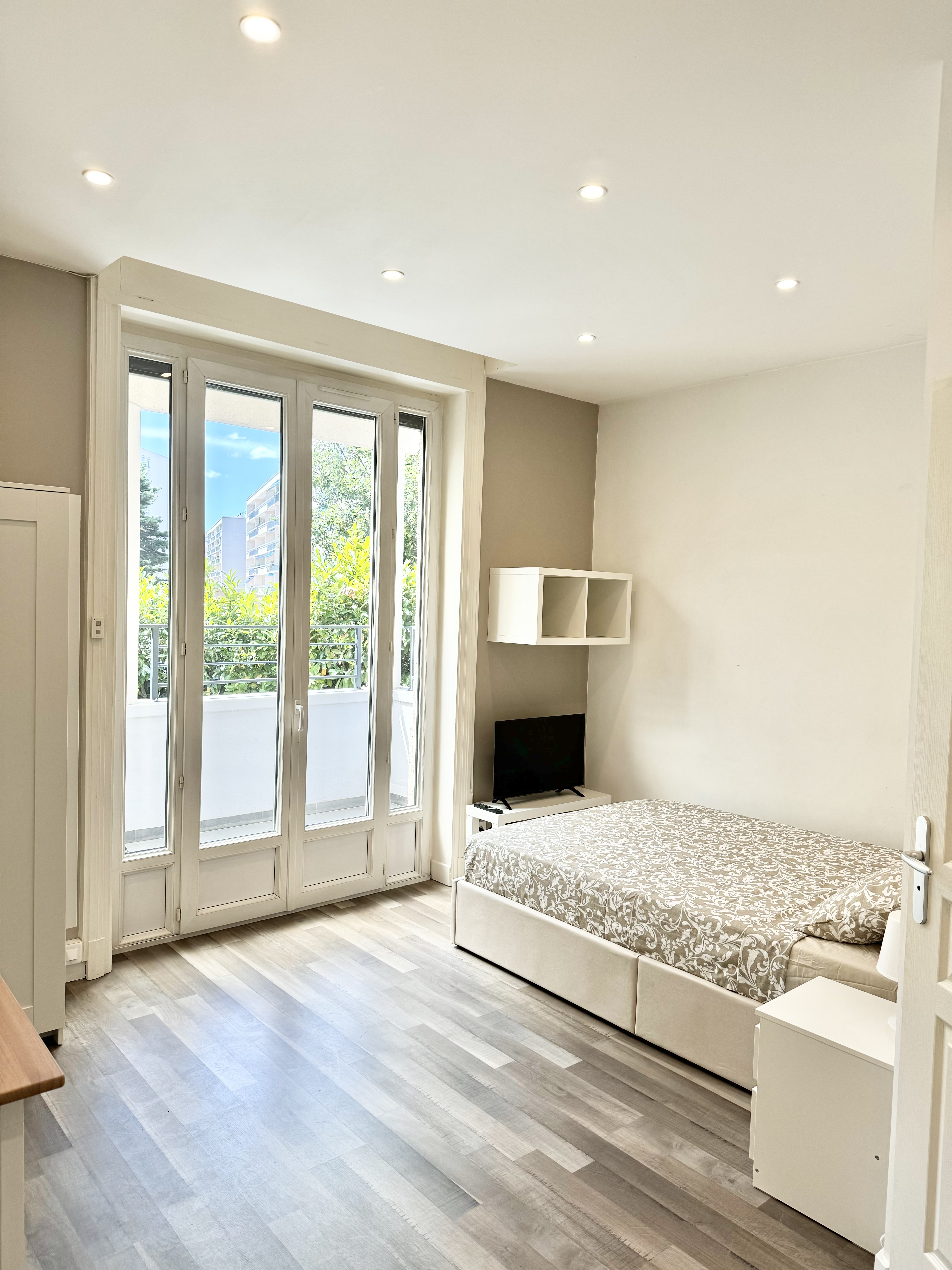 Joli studio rénové avec terrasse in 8e Arrondissement, Lyon