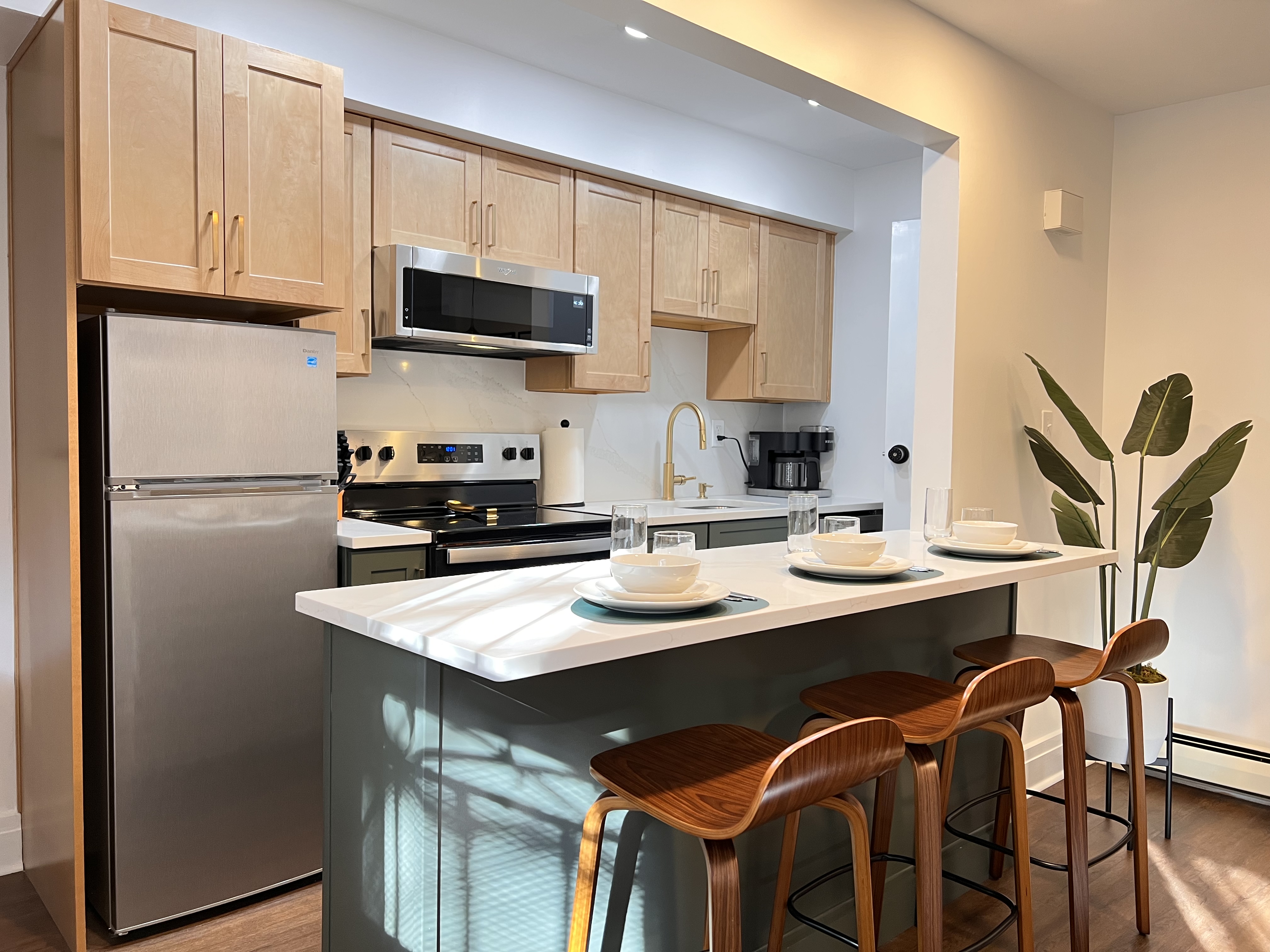 King Bed • Workspace • Laundry | Walk to Downtown in SIXTH WARD, Albany